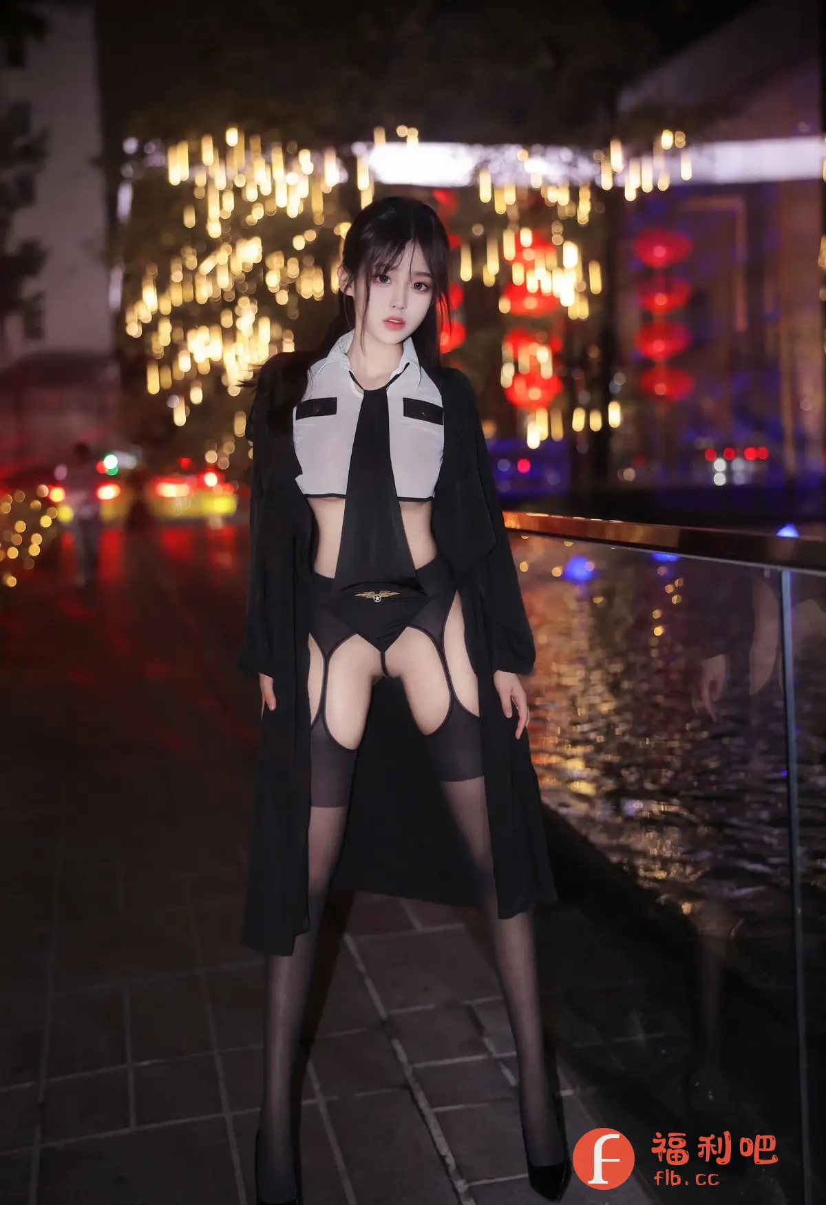 描述:这位美女身穿一套设计独特的黑色制服,搭配着黑色丝袜和高跟鞋,展现出成熟性感的魅力。她的上身穿着一件白色衬衫,搭配着黑色领带和短款外套,露出了纤细的腰部。下身则是一件黑色内衣,搭配着吊袜带,凸显了她修长的双腿。美女站在夜晚的街道上,背景是闪烁的灯光和朦胧的夜景,营造出一种神秘而浪漫的氛围。她的眼神妩媚动人,姿态优雅自信,充分展现了她的魅力和气质。这组照片充满了诱惑力和艺术感,让人忍不住为之倾倒。