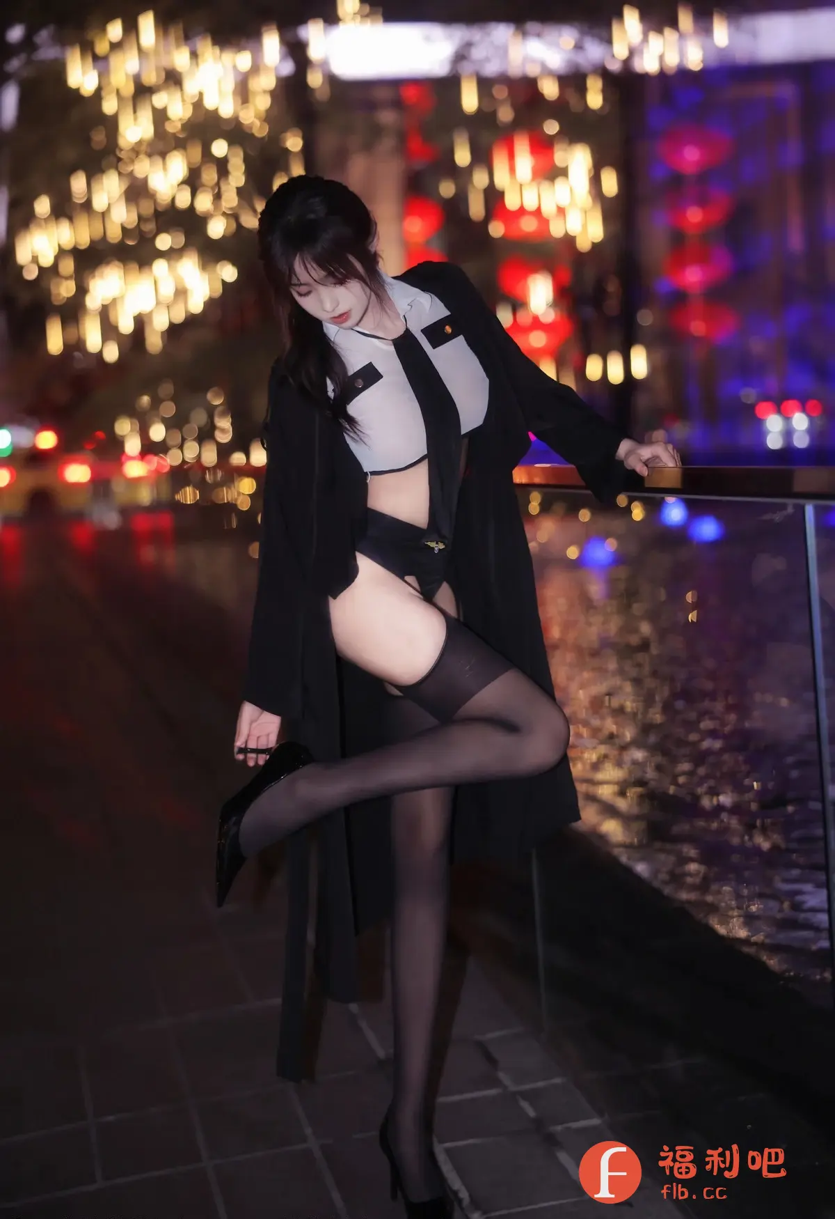 这张照片展现了一位年轻女性的时尚魅力。她身着一套黑色制服风格的服装,包括一件短款白色衬衫,搭配黑色领带和外套,下身则是高腰黑色内裤和黑色丝袜,凸显了她的性感身材。她的头发整齐地梳到脑后,刘海自然垂落,增添了几分成熟韵味。她倚靠在玻璃栏杆旁,一只脚抬起,优雅地调整着脚上的黑色高跟鞋。背景是夜晚的城市夜景,灯光闪烁,营造出一种浪漫而神秘的氛围。整体构图和光线处理都突出了女性的魅力和性感,同时也展现了一种时尚和自信的态度。这张照片无论是服装搭配还是姿势选择,都非常吸引眼球,适合欣赏和收藏。