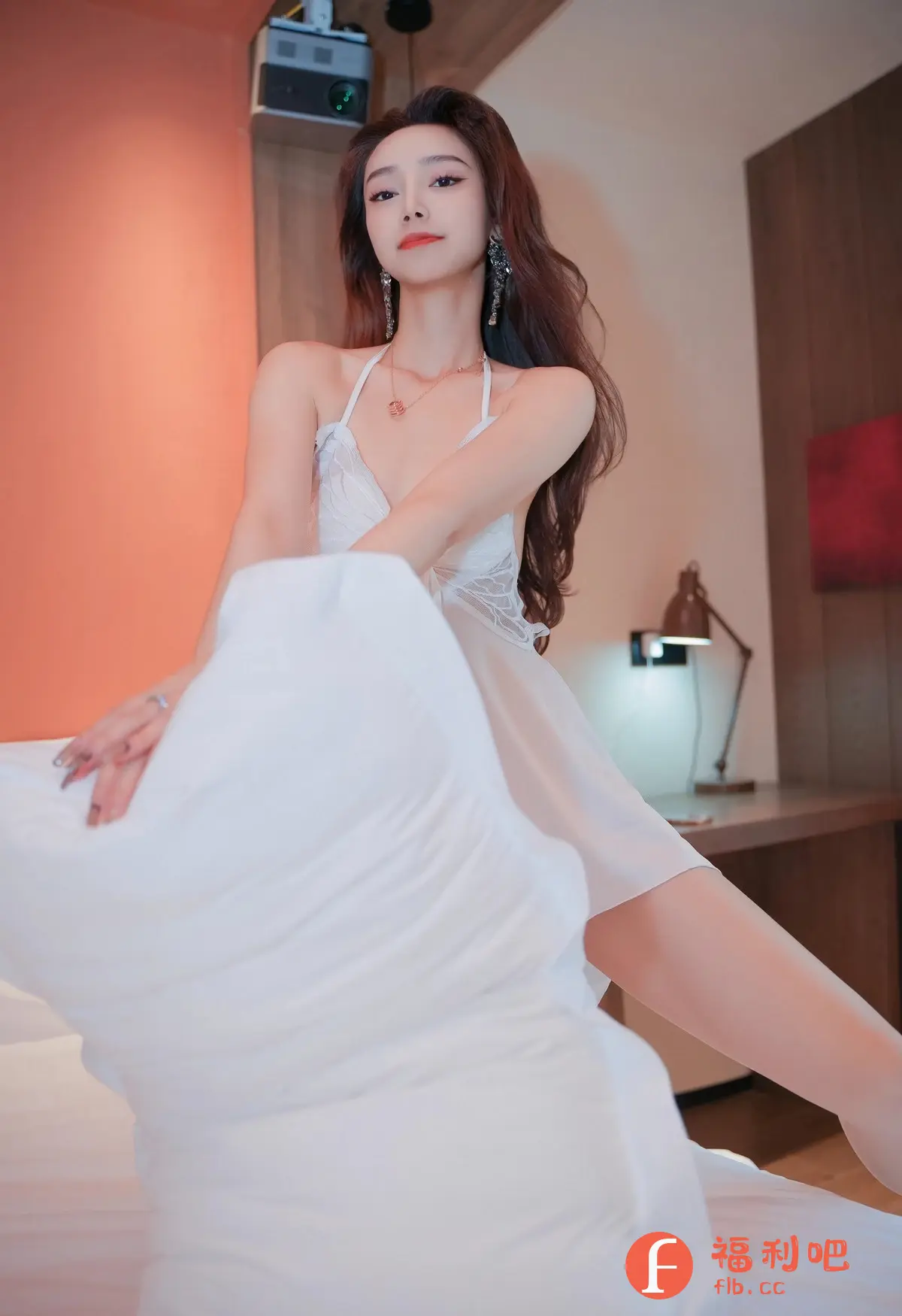 描述:照片中,一位年轻女子穿着一件精致的白色蕾丝吊带裙,优雅地坐在床上。她拥有一头乌黑亮丽的长发,精致的妆容凸显了她美丽的五官。她的神态自然而放松,微微上扬的嘴角带着一丝微笑,散发着一种自信而迷人的气息。她佩戴着精致的耳环和项链,更增添了她的魅力。背景是柔和的室内环境,暖色的墙壁和温馨的灯光营造出一种舒适的氛围。整个画面充满了女性的柔美和性感,给人一种赏心悦目的感觉。
一位年轻女子穿着白色蕾丝吊带裙坐在床上,神态自然放松,佩戴着精致的耳环和项链,背景是柔和的室内环境。