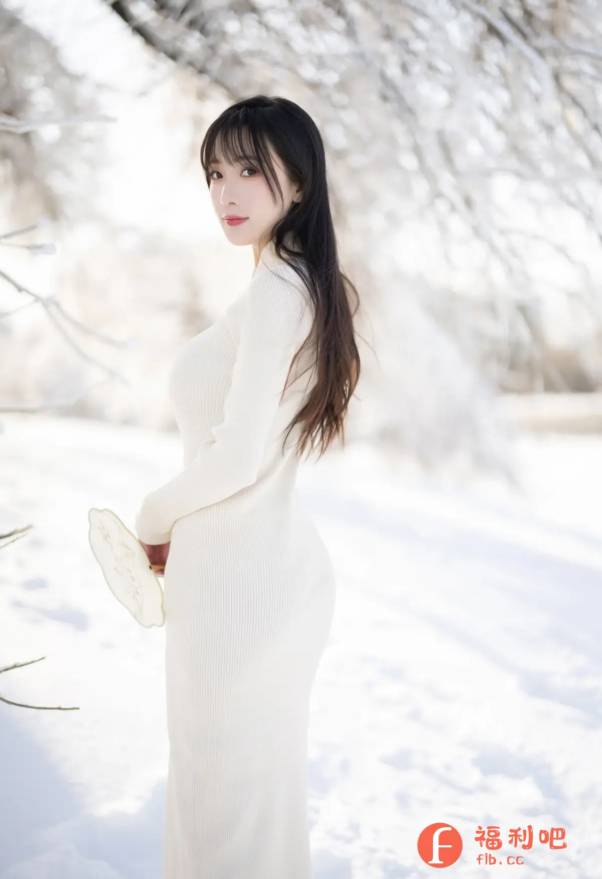 描述:这张私房写真拍摄于雪地中,一位年轻貌美的亚洲女性身穿一件修身的白色针织连衣裙,完美地展现了她的身材曲线。她拥有乌黑亮丽的长发,刘海整齐地垂在额前,衬托出精致的五官和白皙的皮肤。她手持一把古典的圆形绢扇,为画面增添了一丝古典韵味。
她的视线略带妩媚地看向镜头,眼神中透露出一丝神秘和诱惑。背景是被雪覆盖的树枝和地面,营造出一种纯洁而又浪漫的氛围。整体画面色调柔和,光线明亮,突出了女性的美丽和优雅。这是一张充满艺术气息的摄影作品,展现了女性的自信和魅力。
年轻女性,私房写真,雪地,白色连衣裙,绢扇,美丽,优雅