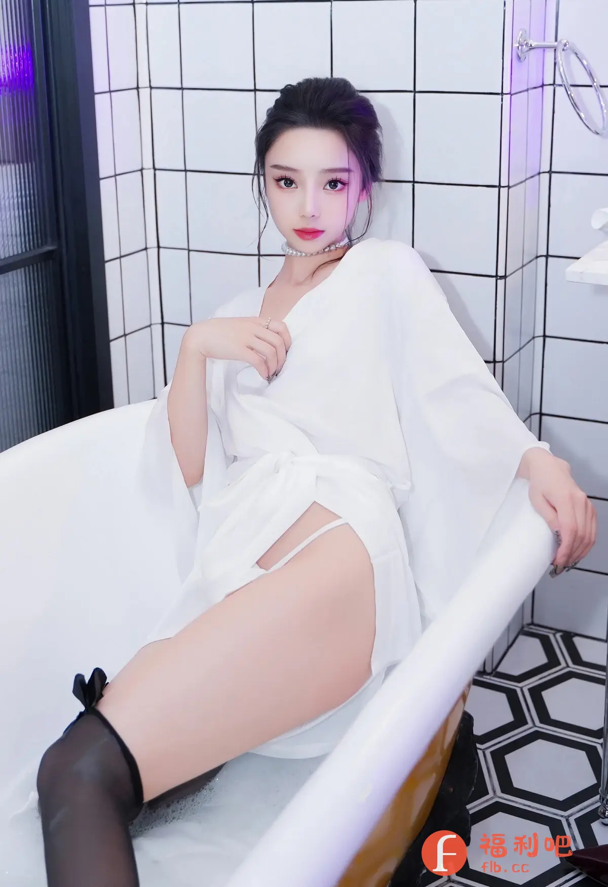 描述:照片中一位年轻美丽的亚洲女性正舒适地斜倚在浴缸中,氛围充满诱惑力。她身着宽松的白色浴袍,略微敞开,露出修长的美腿和精致的内衣,性感而不失优雅。她佩戴着一串珍珠项链,头发挽起,露出精致的五官和迷人的眼神。浴缸里充满着细腻的泡沫,暗示着一个轻松惬意的沐浴时光。背景是现代风格的浴室,黑白瓷砖的搭配更凸显了画面的质感。整个画面充满了浪漫和私密的氛围,展现了女性的柔美和自信。
返回格式:(描述:照片中一位年轻美丽的亚洲女性正舒适地斜倚在浴缸中,氛围充满诱惑力。她身着宽松的白色浴袍,略微敞开,露出修长的美腿和精致的内衣,性感而不失优雅。她佩戴着一串珍珠项链,头发挽起,露出精致的五官和迷人的眼神。浴缸里充满着细腻的泡沫,暗示着一个轻松惬意的沐浴时光。背景是现代风格的浴室,黑白瓷砖的搭配更凸显了画面的质感。整个画面充满了浪漫和私密的氛围,展现了女性的柔美和自信。)