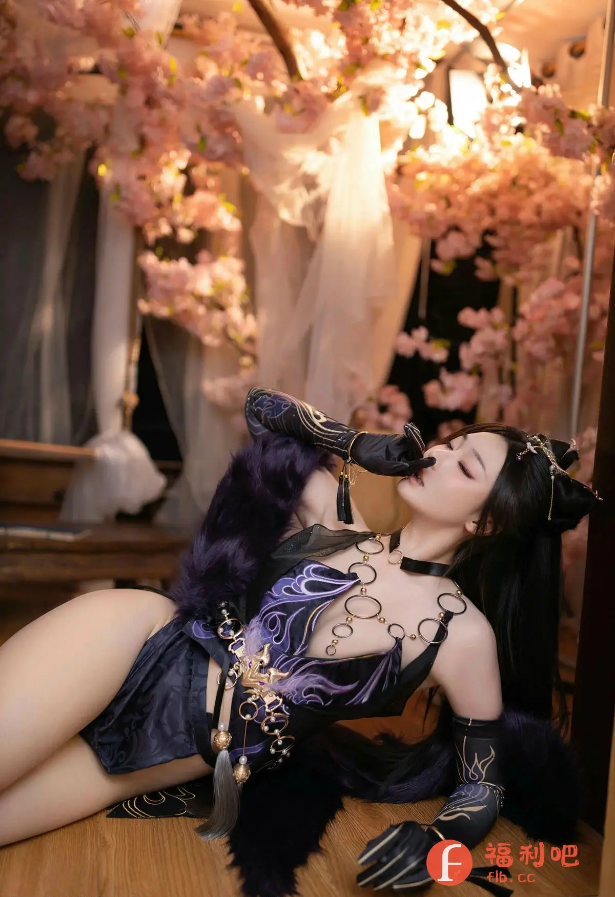 描述:照片中一位亚洲女性身着精致的Cosplay服装,妩媚地侧卧在地板上。她有着乌黑亮丽的长发,头戴饰品,装扮展现出一种神秘而性感的气质。服装的设计十分独特,结合了东方古典元素和现代时尚感,特别是胸前由金属环连接的镂空设计,凸显了女性的柔美曲线。深色的服装上点缀着精美的紫色花纹,更添一份神秘感。她戴着长手套,手势优雅,眼神迷离,给人一种诱惑的感觉。背景布置着粉色的花朵,营造出一种浪漫而梦幻的氛围,与人物的造型相得益彰,共同构成了一幅充满魅力的画面。整个照片的构图和光线都处理得恰到好处,展现出摄影师的专业水平。
照片中一位亚洲女性身着精致的Cosplay服装,妩媚地侧卧在地板上。她有着乌黑亮丽的长发,头戴饰品,装扮展现出一种神秘而性感的气质。服装的设计十分独特,结合了东方古典元素和现代时尚感,特别是胸前由金属环连接的镂空设计,凸显了女性的柔美曲线。深色的服装上点缀着精美的紫色花纹,更添一份神秘感。她戴着长手套,手势优雅,眼神迷离,给人一种诱惑的感觉。背景布置着粉色的花朵,营造出一种浪漫而梦幻的氛围,与人物的造型相得益彰,共同构成了一幅充满魅力的画面。整个照片的构图和光线都处理得恰到好处,展现出摄影师的专业水平。