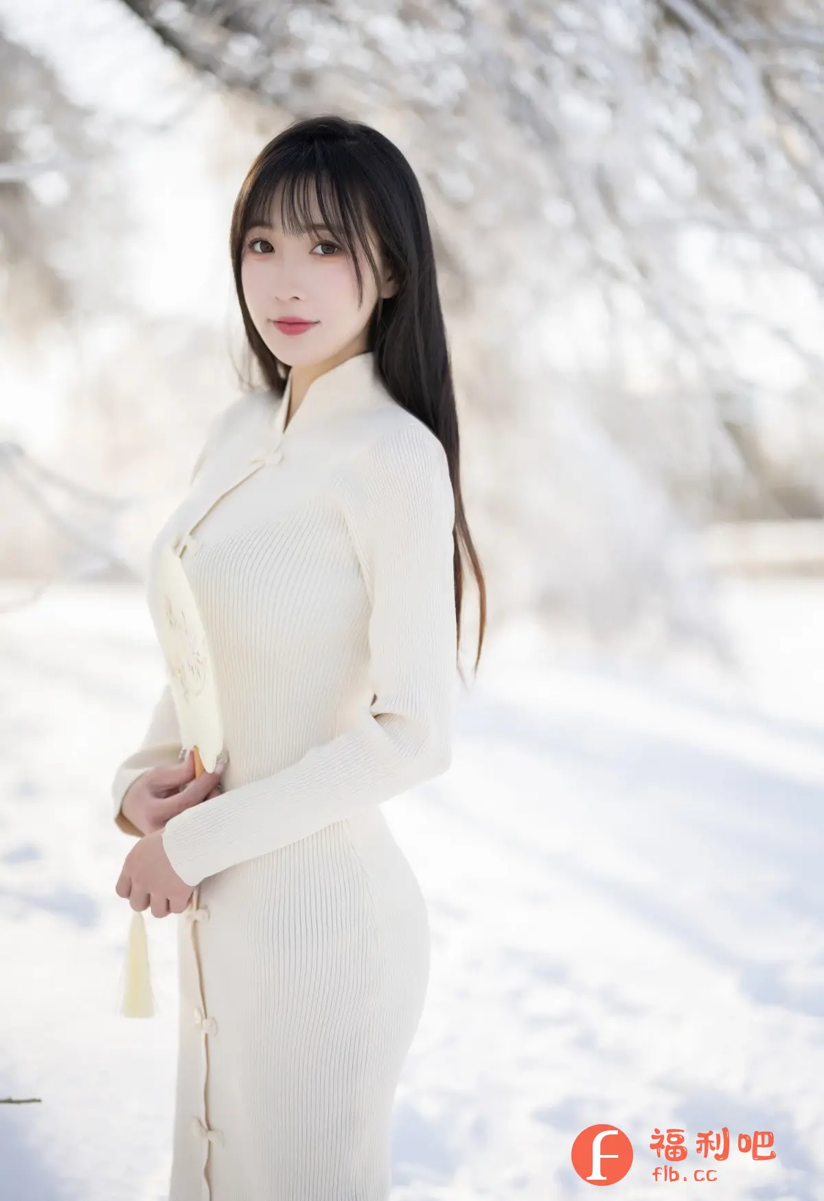 描述:画面中,一位年轻貌美的亚洲女性站在一片雪地中,背景是白色的树枝,营造出一种清新唯美的氛围。她身穿一件米白色的针织连衣裙,款式修身,凸显了她的身材曲线。裙子带有传统的旗袍元素,例如斜襟和盘扣,融合了现代与古典的风格。她手持一把精致的扇子,扇面上似乎绘有花朵图案。她的发型是乌黑的长直发,刘海整齐地垂在额前,衬托出她精致的五官。她的妆容淡雅,红唇娇艳,更显其妩媚动人。整体构图和色彩搭配和谐,给人一种赏心悦目的感觉。