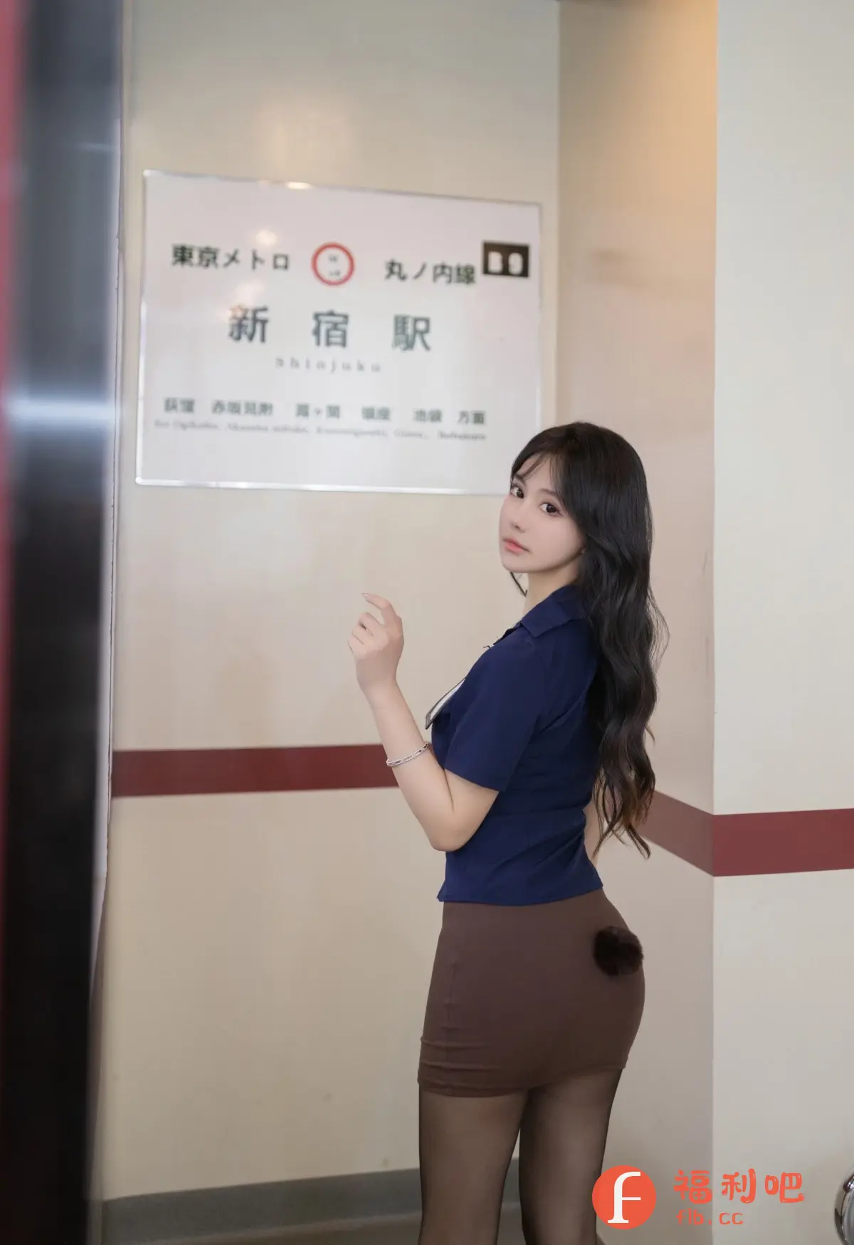 描述:这张照片是一位年轻女性站在火车站台上的私房写真。她穿着一件深蓝色短袖衬衫,搭配一条棕色紧身短裙,展现出一种制服的性感魅力。她穿着黑色丝袜,更增添了一丝成熟韵味。照片中的她回眸一笑,眼神中透露着自信和挑逗。她的头发乌黑亮丽,自然地披在肩上,为整体造型增添了一份柔美。背景是火车站的指示牌,上面用日文写着“新宿站”,表明了拍摄地点。画面整体光线柔和,色彩和谐,营造出一种既性感又神秘的氛围,让人不禁想要了解更多关于她的故事。
返回格式为:
(描述:这张照片是一位年轻女性站在火车站台上的私房写真。她穿着一件深蓝色短袖衬衫,搭配一条棕色紧身短裙,展现出一种制服的性感魅力。她穿着黑色丝袜,更增添了一丝成熟韵味。照片中的她回眸一笑,眼神中透露着自信和挑逗。她的头发乌黑亮丽,自然地披在肩上,为整体造型增添了一份柔美。背景是火车站的指示牌,上面用日文写着“新宿站”,表明了拍摄地点。画面整体光线柔和,色彩和谐,营造出一种既性感又神秘的氛围,让人不禁想要了解更多关于她的故事。)