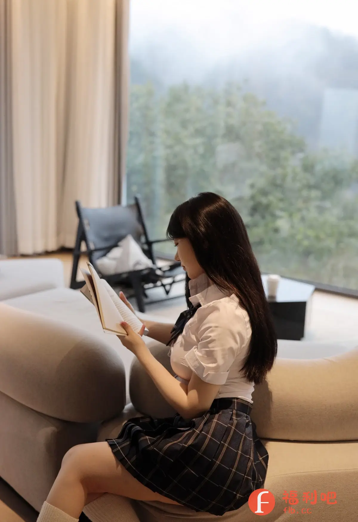 描述:照片中,一位年轻女子穿着经典的学院风格制服,白色短袖衬衫搭配深蓝色格子短裙,坐在米色沙发上,正专注地阅读一本书。她有着乌黑亮丽的长发,侧脸轮廓柔和。背景是明亮的落地窗,窗外可以看到朦胧的山景,营造出一种宁静、舒适的氛围。整体构图简洁,突出女性优雅的气质和读书的专注神情。