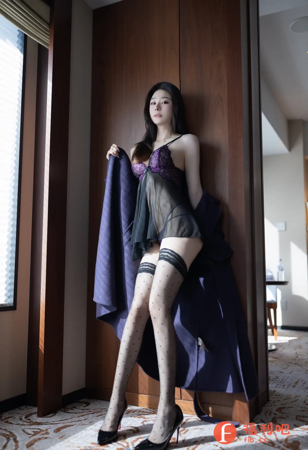 描述:一位身材苗条的亚洲女性站在一个房间的角落里,她穿着一套性感的紫色和黑色蕾丝内衣,外罩一件深蓝色外套。她脚蹬一双黑色高跟鞋,腿上穿着带有黑色小圆点的黑色丝袜,增加了整体的诱惑力。她的黑色长发自然地垂在肩上,露出精致的锁骨和项链。她靠在木质墙面上,眼神迷离,姿态优雅而自信。背景模糊,但可以看出是一个装修精致的房间,透露出一种奢华感。整体氛围性感而迷人。