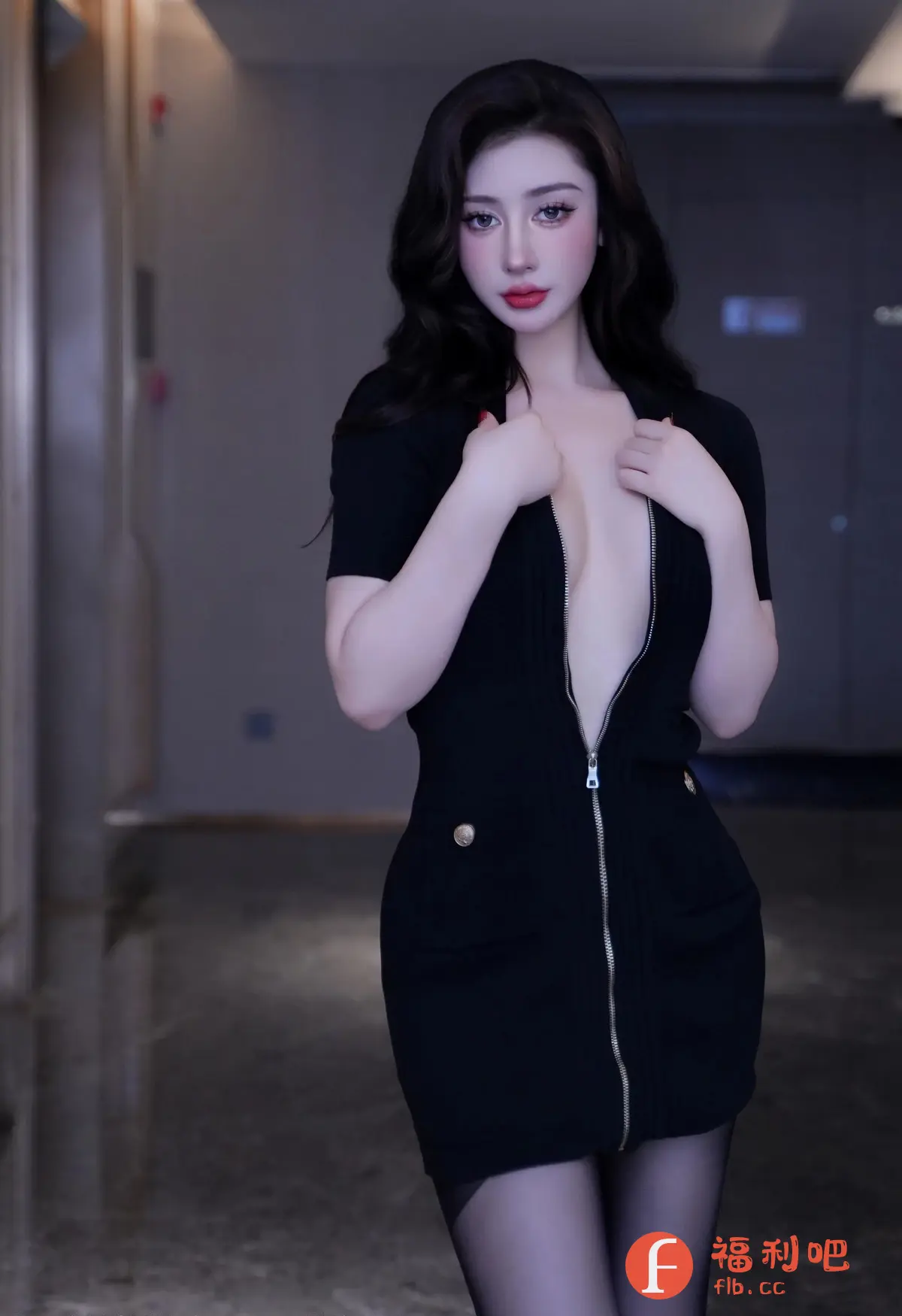 一位年轻女性穿着一件黑色连衣裙,裙子有一个长长的拉链,从领口一直延伸到裙子的下摆。她微微敞开拉链,露出迷人的锁骨线条。连衣裙的腰部设计突显了她的曲线,裙子的长度略高于膝盖,衬托出她修长的双腿。她穿着黑色的裤袜,与整体造型相协调。她有着一头乌黑亮丽的卷发,红唇与精致的妆容相得益彰。她的眼神略带魅惑,双手轻放在领口的位置,姿态优雅而性感。背景是一个室内走廊,光线柔和,营造出一种私密和舒适的氛围,更显露出女性的魅力。
