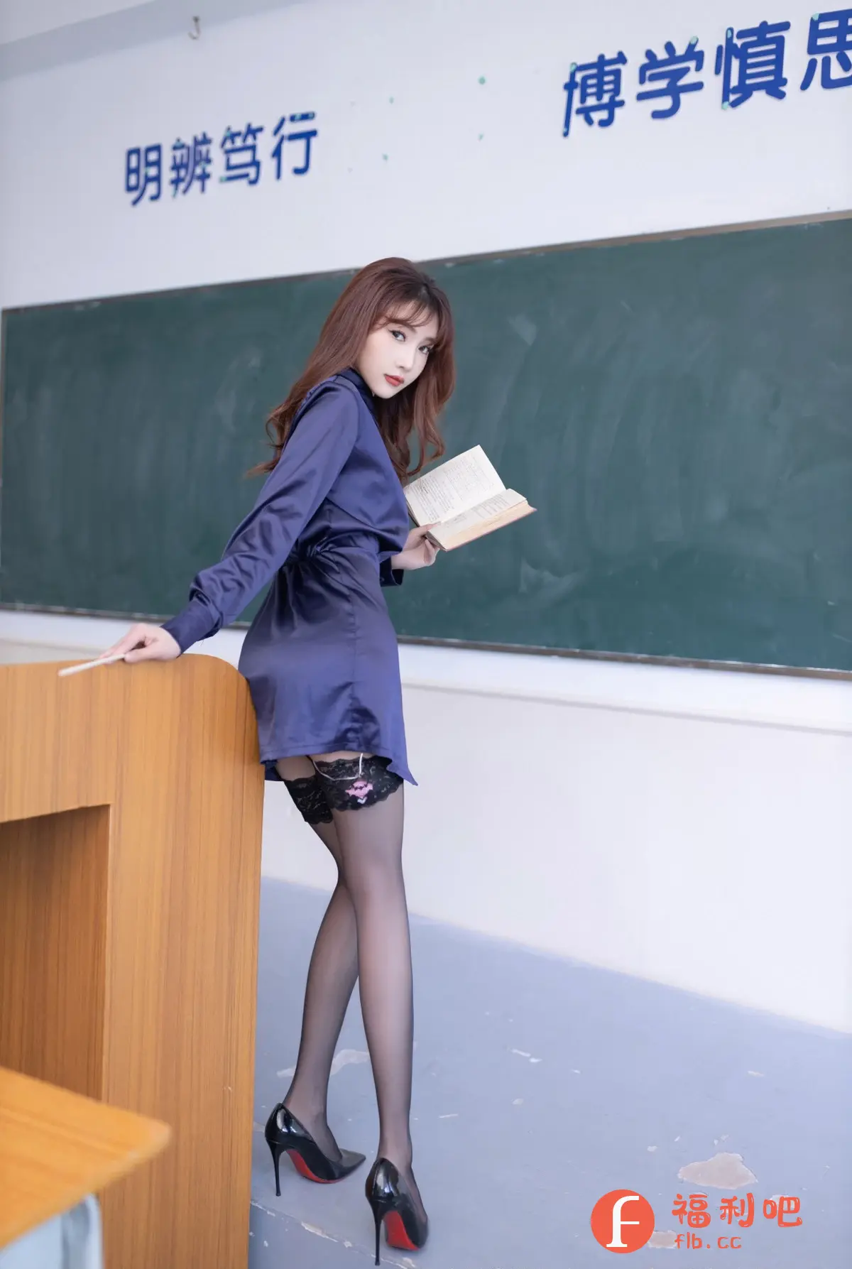 描述:一位年轻美丽的女性站在教室里,身穿一件紧身的蓝色连衣裙,腰间系带凸显腰身。她穿着黑色丝袜和黑色高跟鞋,增添了性感魅力。她靠在一张木制的讲桌旁,手里拿着一本书,似乎正在备课或阅读。黑板上写着汉字,营造出一种学术氛围。她的妆容精致,红唇醒目,发型时尚。整体风格既性感又知性,展现了女性的魅力和智慧。
返回格式:
一位年轻美丽的女性站在教室里,身穿一件紧身的蓝色连衣裙,腰间系带凸显腰身。她穿着黑色丝袜和黑色高跟鞋,增添了性感魅力。她靠在一张木制的讲桌旁,手里拿着一本书,似乎正在备课或阅读。黑板上写着汉字,营造出一种学术氛围。她的妆容精致,红唇醒目,发型时尚。整体风格既性感又知性,展现了女性的魅力和智慧。