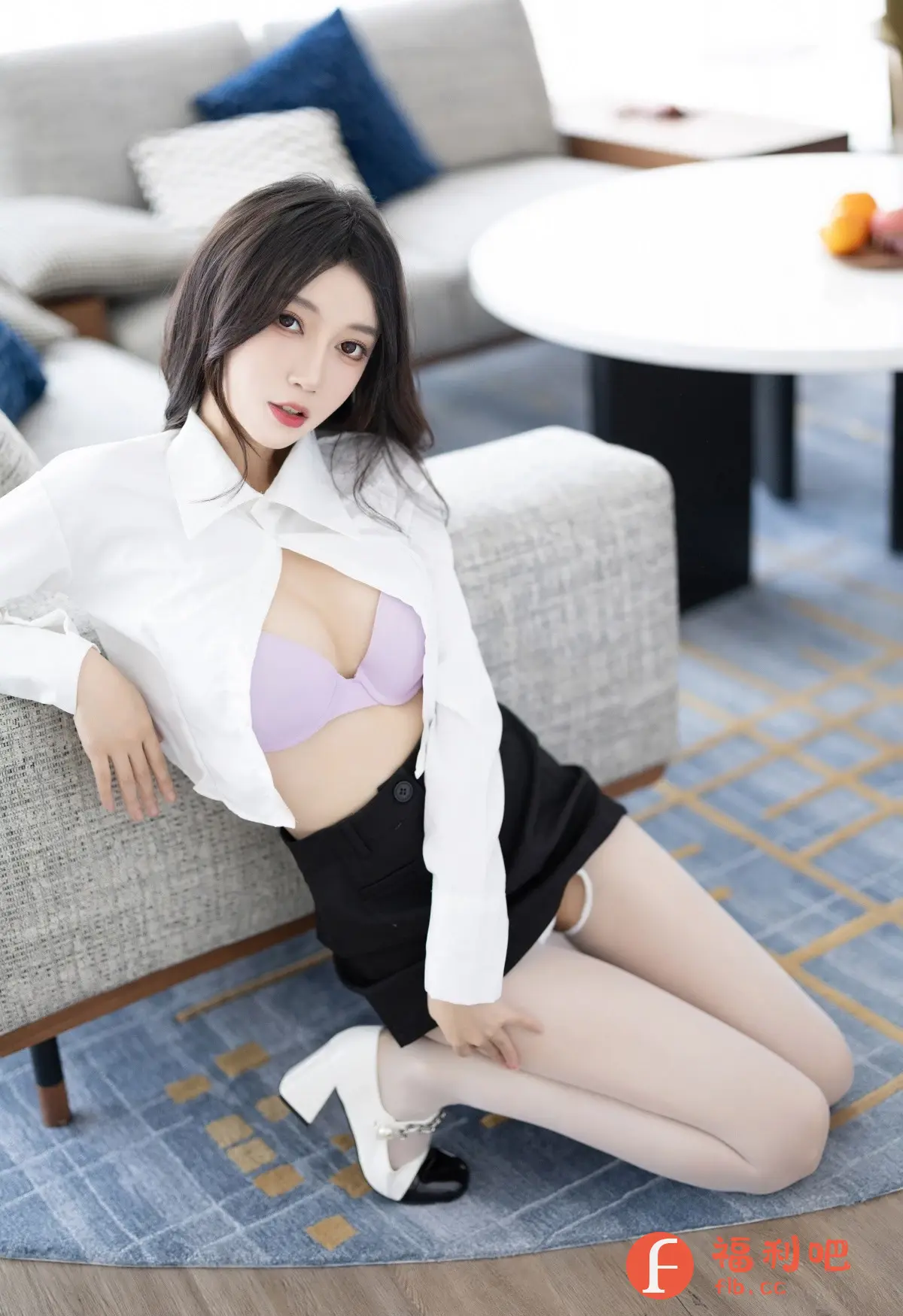 描述:照片中的美女身穿白色衬衫,衬衫随意敞开,露出淡紫色的内衣,性感又不失知性。她搭配了一条黑色短裙,更显身材的曼妙曲线。白皙的皮肤在白色丝袜的映衬下显得更加光滑细腻。一双黑白相间的复古高跟鞋,增添了几分时尚感。她半跪在柔软的地毯上,姿态妩媚动人。背景是简约现代的家居环境,舒适的沙发和圆形茶几,营造出一种轻松惬意的氛围。整体画面充满诱惑力,展现了女性的自信与魅力。