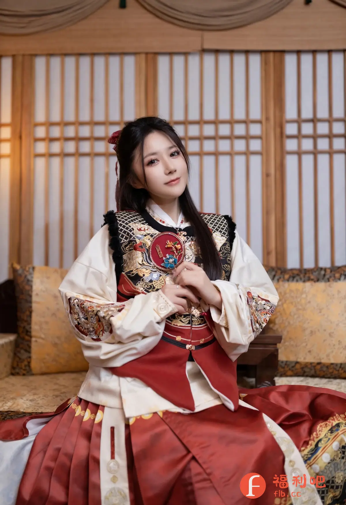 一位年轻漂亮的亚洲女性穿着传统的中国服装,看起来像汉服。她端庄地坐在一个类似长椅的家具上,背景是传统的木质隔断。服装以红色和白色为主,上面装饰着复杂的金色刺绣和图案。她头发乌黑亮丽,稍微偏向一边,头上戴着一个红色的发饰。她的表情柔和而迷人,眼神带着一丝俏皮,双手交叠放在身前,姿态优雅。整体画面充满了古典美和浓厚的文化气息,展现了东方女性的温婉气质。