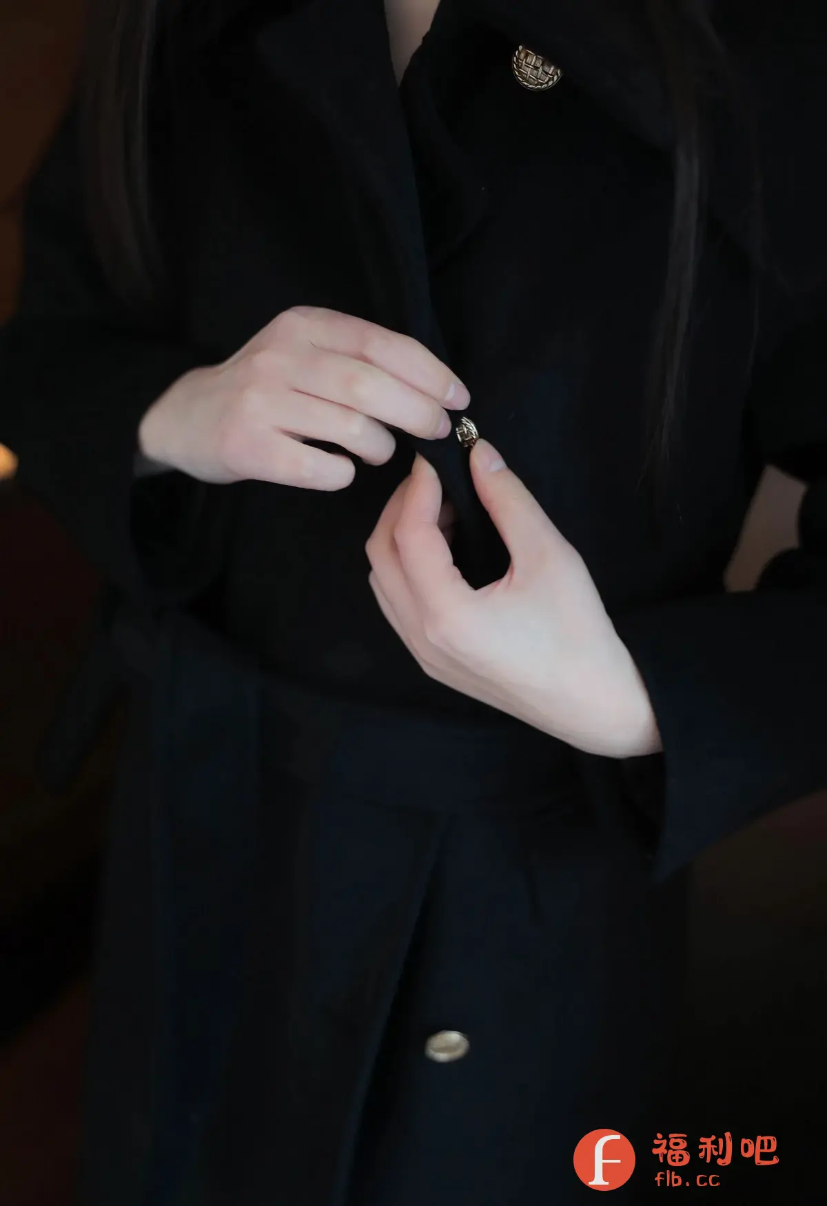 描述:照片展示了一位女士穿着黑色羊绒大衣的场景,重点在于她用手系扣子的动作。大衣的设计经典而优雅,突出了女性的曲线和气质。女士的双手白皙修长,增添了几分精致感。照片的整体氛围简约而时尚,适合作为服装搭配或生活方式主题的素材。
识别内容:女士,羊绒大衣,系扣子,双手,黑色的
