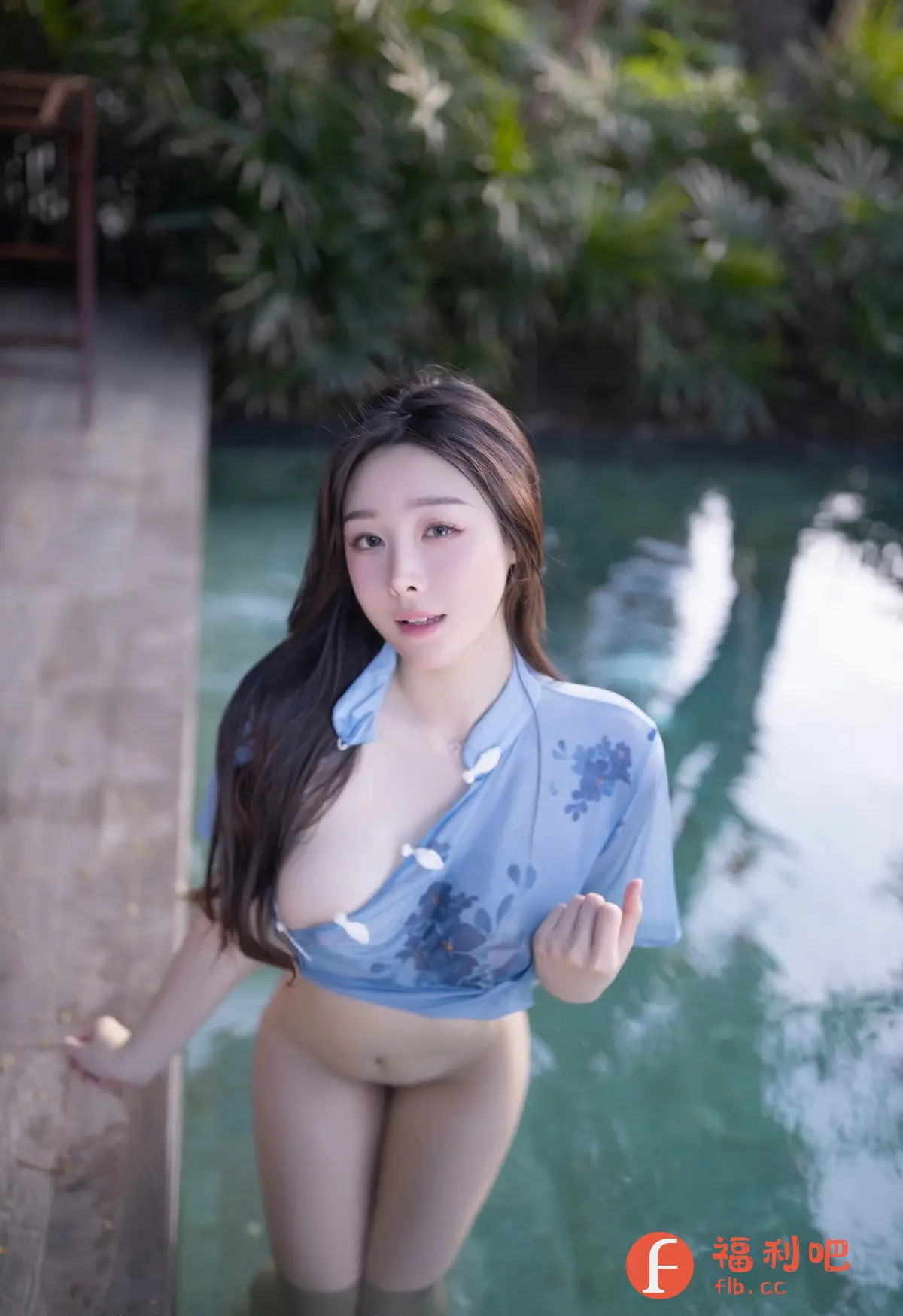 照片中,一位亚洲美女站在泳池中,她穿着一件浅蓝色印花上衣,衣襟半开,露出迷人的锁骨和部分胸部。她的长发自然垂肩,湿漉漉地贴在皮肤上,更显性感。她面带微笑,眼神迷离,似乎在邀请观者加入她的水中嬉戏。背景是郁郁葱葱的绿色植物,与清澈的池水相映成趣,营造出一种清新自然又充满诱惑的氛围。整个画面光线柔和,突出了美女的肤色和身材,充满了女性的柔美和诱惑力。