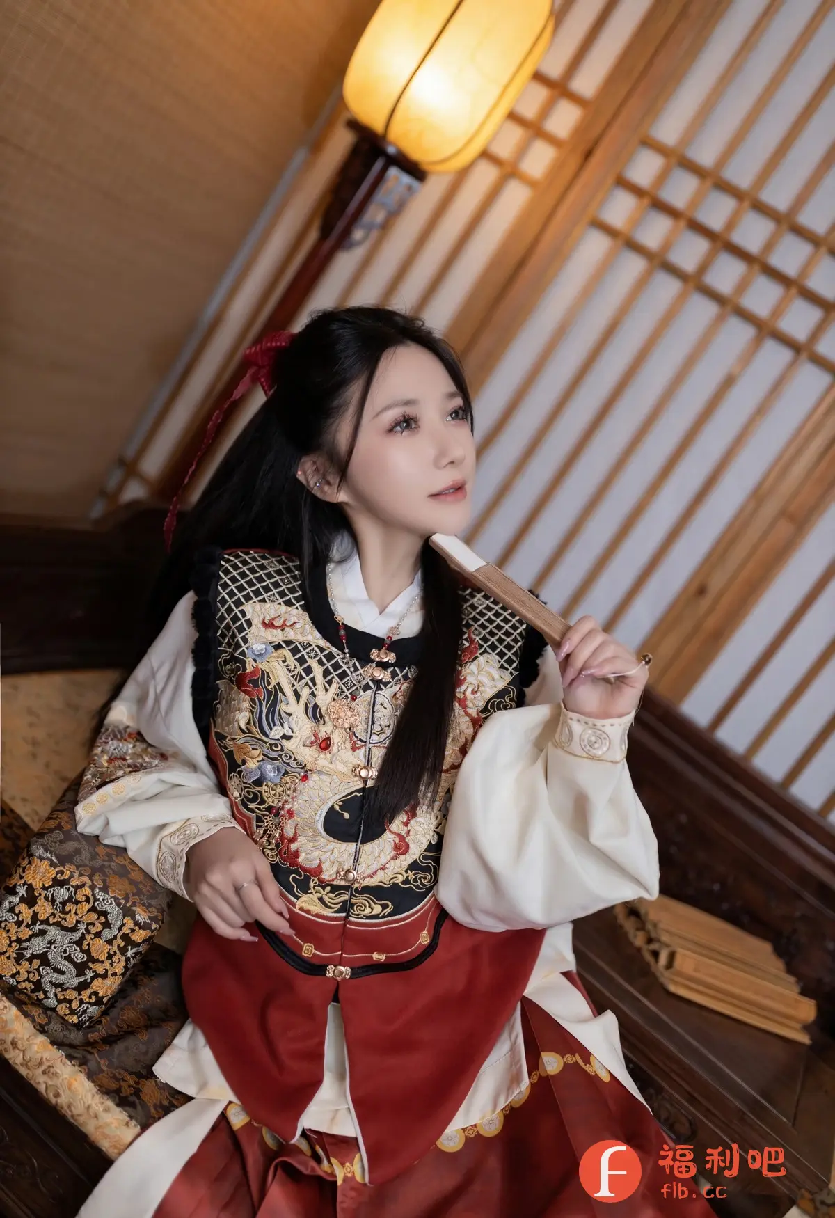 描述:身着华美汉服的女子,宛如从古画中走出的仙子,轻启朱唇,似有若无的微笑,散发着神秘而诱人的气息。她手中的扇子,轻轻摇曳,仿佛在撩动着观看者的心弦。红色的裙摆,象征着热情与奔放,让人不禁想要靠近,感受那份如火般的热情。黑色的长发,如瀑布般倾泻而下,衬托出她白皙的肌肤,更显妩媚动人。眼神中带着一丝忧郁,仿佛在诉说着一段尘封已久的故事,让人忍不住想要去探寻,去了解。她的一颦一笑,都充满了诱惑力,让人无法抗拒。
识别内容:一位身着汉服的女子,手持扇子,坐在室内。