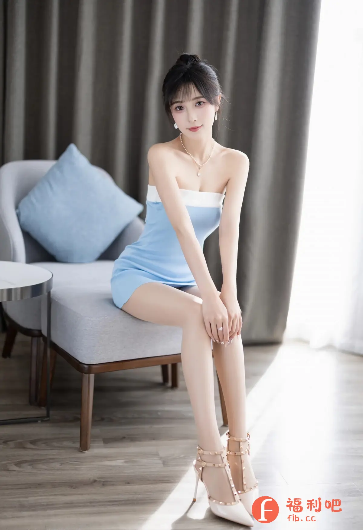 描述:这位亚洲美女坐在房间的椅子上,身穿一件浅蓝色和白色相间的无肩带连衣裙,搭配一双裸色铆钉高跟鞋,展现出优雅迷人的气质。她的头发盘起,露出精致的脸庞,佩戴着一条闪耀的项链和耳环,增添了几分高贵感。背景是灰色的窗帘和现代风格的家具,营造出一种温馨舒适的氛围。整体照片的光线柔和,突出了美女的肤色和轮廓,给人一种清新自然的感觉。她的姿势优雅,面带微笑,显得自信而迷人。这是一张充满女性魅力和时尚感的私房写真。