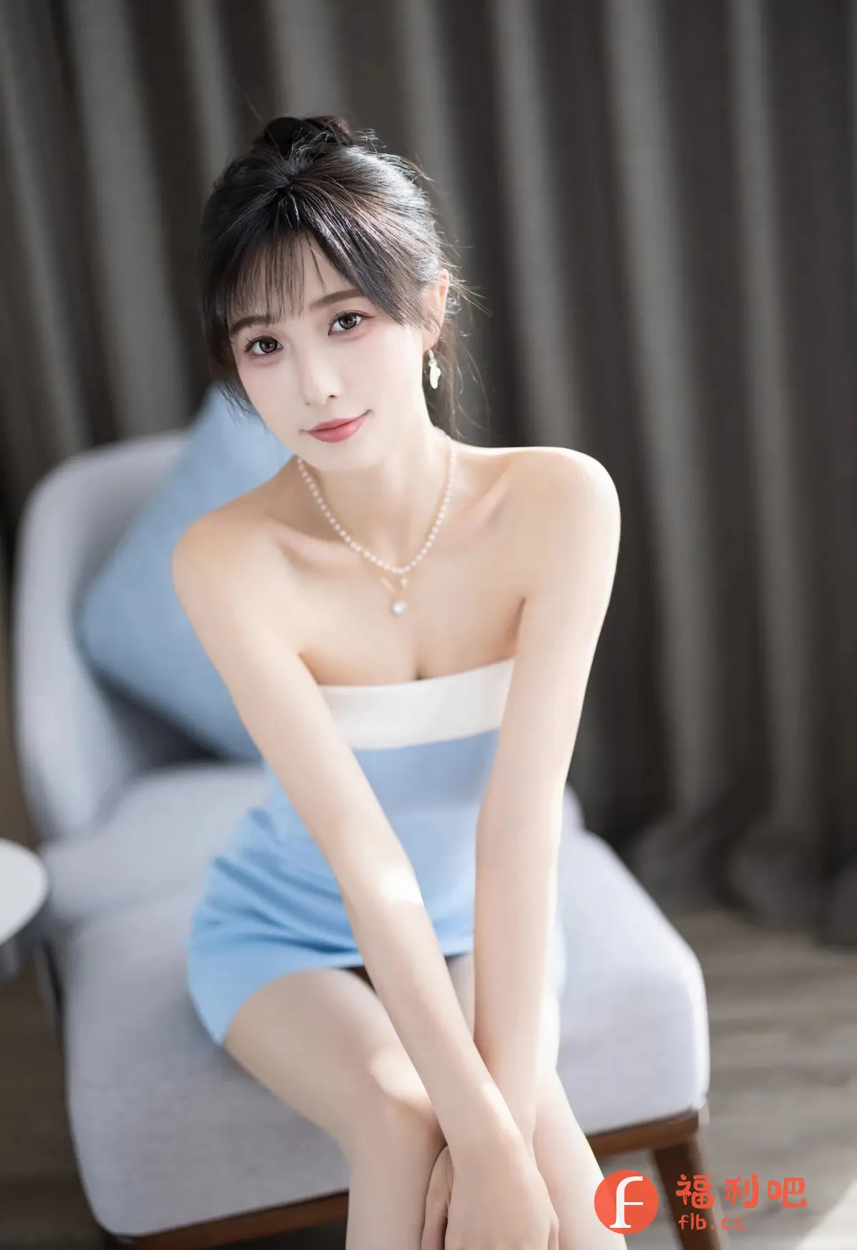 描述:照片中是一位年轻貌美的亚洲女性,她坐在一个浅灰色的椅子上,姿态优雅。她穿着一件蓝白相间的抹胸连衣裙,裙子的颜色清新亮丽,凸显了她的青春活力。她佩戴着一条精致的珍珠项链,更添一份高贵气质。她的头发盘起,额前留着刘海,衬托出她精致的五官,眼神清澈明亮,带着一丝温柔的笑意。
背景是灰色的窗帘,光线柔和,营造出一种温馨舒适的氛围。整个画面充满了柔美和甜美的气息,让人感受到女性的魅力和优雅。这是一张非常吸引人的私房写真照片,展现了模特的自信和美丽。