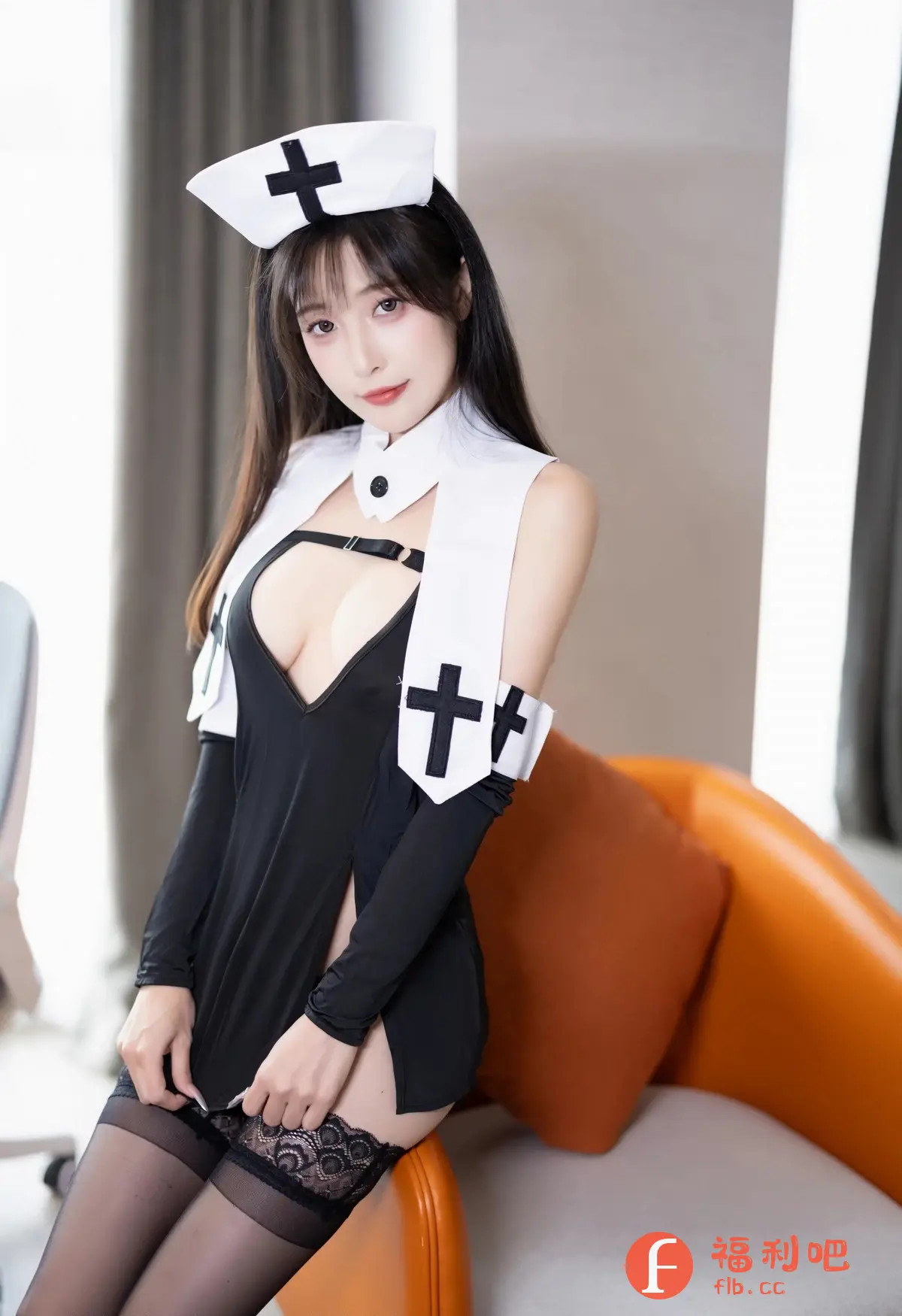 描述:一位身穿黑色修女服装的年轻女性坐在橙色椅子上。她戴着带有黑色十字架的白色头饰,服装设计性感,正面开胸设计,隐约可见迷人曲线。她穿着黑色长袖,搭配白色十字架装饰,腿上穿着黑色蕾丝花边的长筒袜,姿态略带挑逗,眼神迷离。背景是室内环境,有窗帘和墙壁,整体光线柔和,突出了女性的皮肤和服装的质感。这组照片以性感的风格展现了修女主题,具有一定的视觉吸引力。