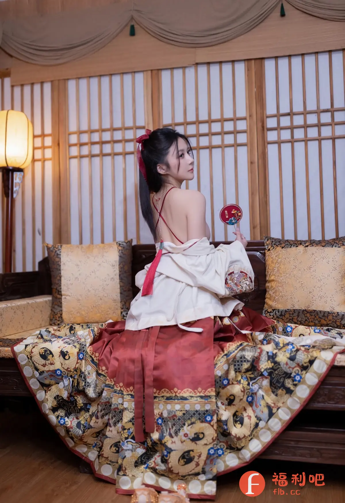 描述:这位性感美女身穿大胆的汉服,美背一览无遗,纤细的吊带凸显出她迷人的曲线。她手持一把精致的扇子,回眸一笑,风情万种。红色的裙摆在身下绽放,衬托出她雪白的肌肤,让人忍不住想一探究竟。她乌黑的秀发高高束起,更显妩媚动人。整个画面充满了东方韵味,又带着一丝禁忌的诱惑,让人欲罢不能。
一位性感美女身穿大胆的汉服,美背一览无遗,纤细的吊带凸显出她迷人的曲线。她手持一把精致的扇子,回眸一笑,风情万种。红色的裙摆在身下绽放,衬托出她雪白的肌肤,让人忍不住想一探究竟。她乌黑的秀发高高束起,更显妩媚动人。整个画面充满了东方韵味,又带着一丝禁忌的诱惑,让人欲罢不能。