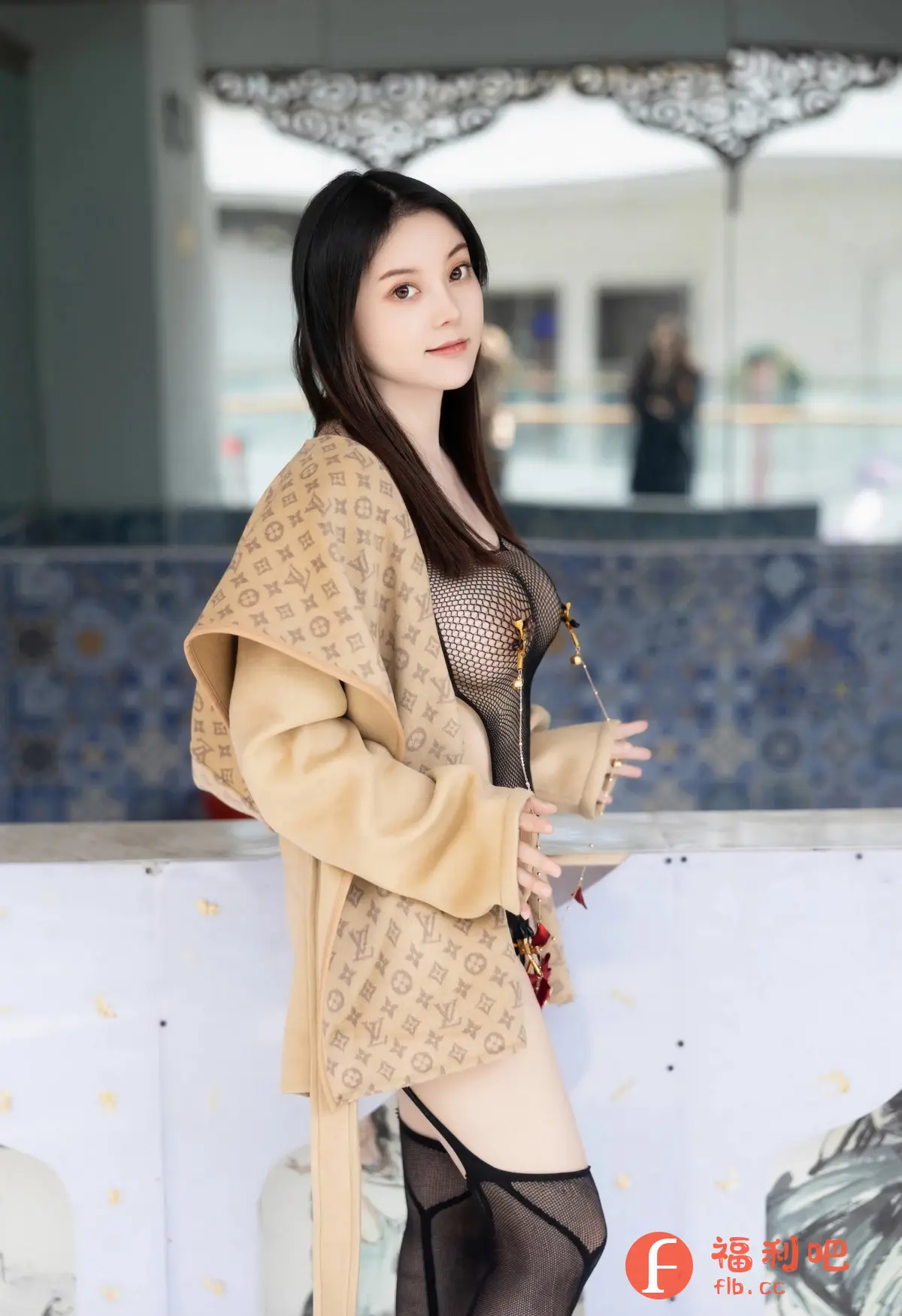 描述:这位迷人的女士正散发着自信和魅力。她穿着一件性感的渔网内衣,外面披着一件别致的浅棕色外套,外套上饰有标志性的图案,增添了一丝奢华感。外套随意地披在肩上,露出内衣大胆的设计,营造出挑逗而又精致的对比。她的黑丝袜更增添了她的性感魅力,衬托出她修长的双腿。她迷人的眼神和微微一笑表明她知道自己有多么迷人。背景提供了一个现代而时尚的环境,进一步增强了整体的吸引力,使这张照片成为性感和风格的迷人结合。她优雅地散发着性感魅力,让人过目难忘。