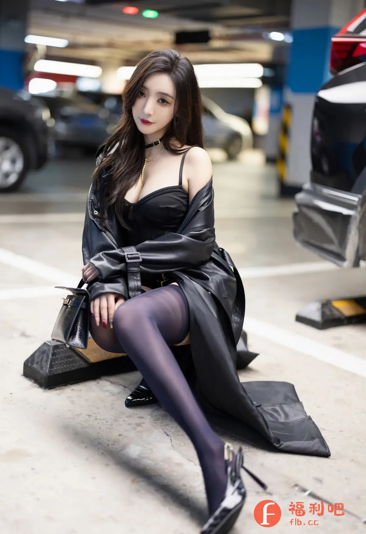 描述:照片中,一位身材姣好的亚洲女性身穿黑色吊带上衣和黑色皮质外套,搭配深蓝色丝袜和黑色高跟鞋,展现出性感和时尚的魅力。她长发披肩,妆容精致,眼神迷人,散发出自信的气息。她蹲坐在一个停车场或车库的地面上,背景是停放的车辆和停车场特有的照明设施,营造出一种都市夜晚的氛围。整体构图和光线处理突出了女性的曲线和服装的质感,给人一种视觉上的享受。这张照片很有可能是一组时尚写真或个人写真集中的一张,展现了模特的个人风格和魅力。