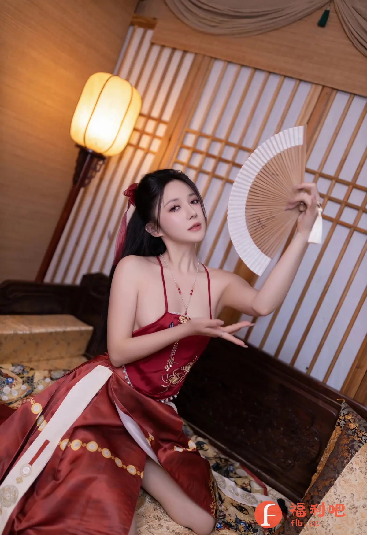 描述:这诱人的东方美人,红唇轻启,仿佛在诉说着无尽的秘密。一袭丝滑的红色裙裾,勾勒出她玲珑有致的曲线,轻盈飘逸间,展现着极致的诱惑。那精致的锁骨和修长的脖颈,在红色吊带的映衬下,更加性感迷人。她手持一把折扇,半遮半掩,更添神秘感。她乌黑亮丽的长发,随意地散落在肩上,散发着淡淡的清香。她眼神迷离,仿佛在邀请你进入她的梦境。她的每一个动作,每一个眼神,都充满了诱惑,让人无法抗拒。
A woman in a red dress holding a fan