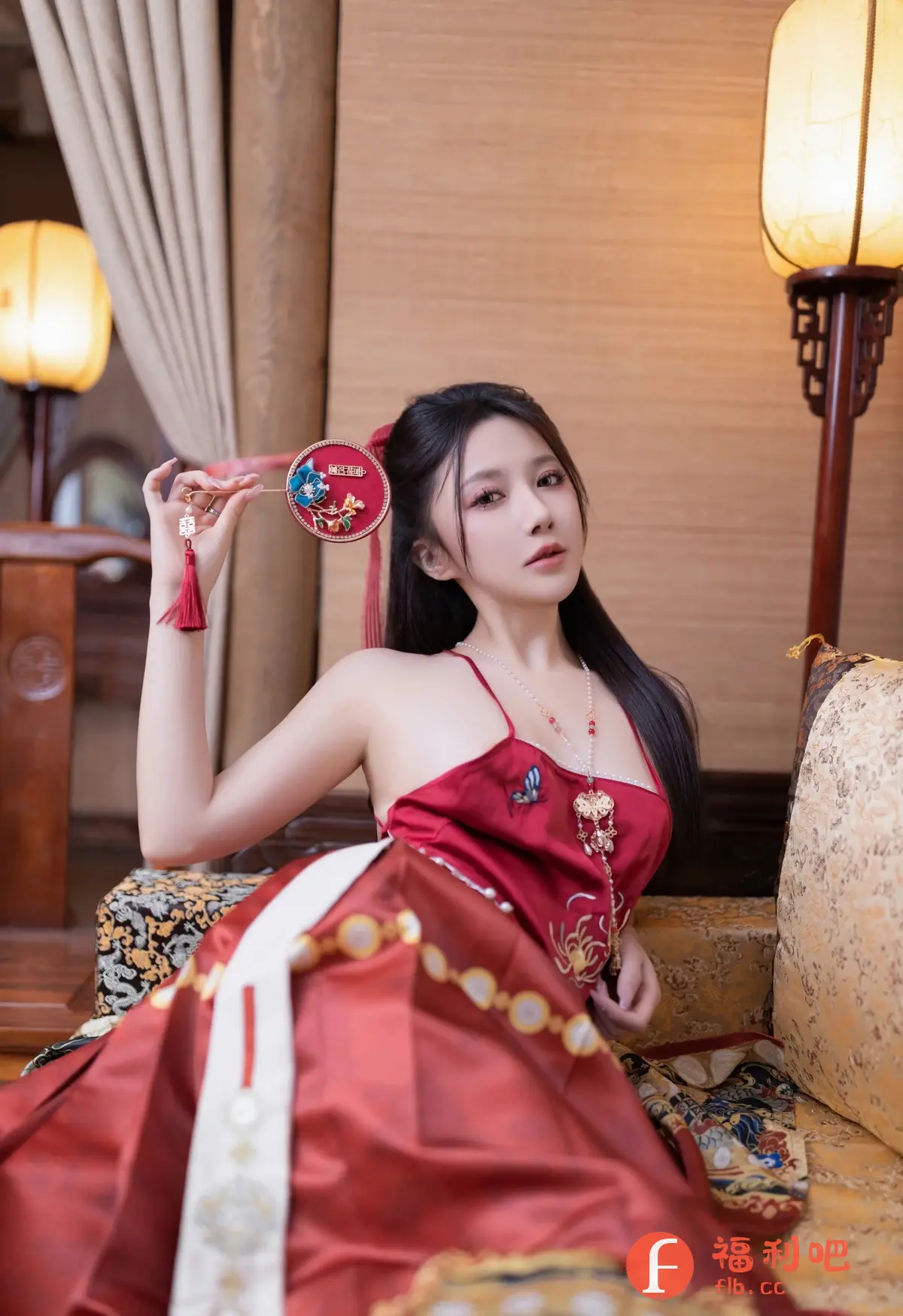 描述:照片中,一位身着诱人红色吊带裙的亚洲美女,仿佛从古代画卷中走来,散发着神秘而性感的气息。裙子的剪裁大胆展现了她优美的肩颈线条和丰满的胸部,令人遐想。她手持精致的圆形饰品,眼神迷离,仿佛在诉说着一段古老而动人的故事。背景中,古色古香的家具和柔和的灯光,营造出一种暧昧而浪漫的氛围,更凸显了她的妩媚动人。她的红唇微启,仿佛在邀请你一同探索她内心的秘密花园,让人无法抗拒地想要靠近,感受她身上散发出的无限魅力。