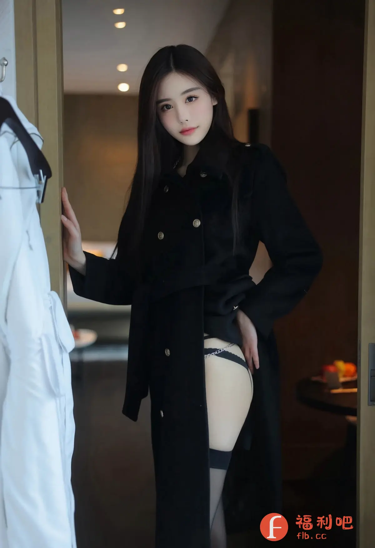 描述:这位年轻女子身穿黑色外套,站在门前,外套敞开,露出内衣和袜子。她身材苗条,皮肤白皙,气质优雅。她的长发乌黑柔顺,垂在肩上,衬托出她精致的五官。她眼神迷离,表情妩媚,散发着一种诱人的魅力。背景是酒店房间,布置简约而温馨,营造出一种私密而浪漫的氛围。这幅照片展现了女性的性感和美丽,同时也表达了一种自信和独立的精神。总的来说,这是一张高质量的写真照片,既有艺术性,又有观赏性。