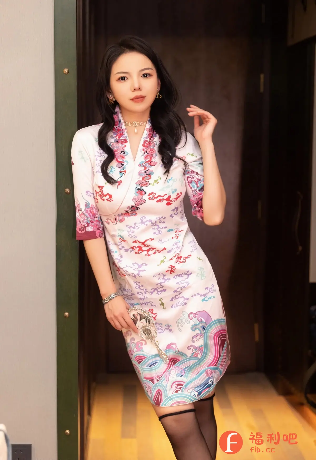 描述:这位美女穿着一件精美的白色印花旗袍,旗袍上装饰着红、紫、蓝等色彩的祥云和水波纹图案,展现了浓郁的东方风情。她的头发乌黑亮丽,自然地垂落在肩上,更增添了她的妩媚动人。她手持一面精致的化妆镜,举手投足间流露出优雅的气质。从照片中可以看到,她佩戴着时尚的项链和耳环,手腕上也戴着一块精致的手表,这些细节都展现了她精致的生活品味。她身穿黑色丝袜,微微露出,更显性感妩媚。整个画面充满了东方女性的魅力,既有传统韵味,又不失现代时尚感。
一位身穿印花旗袍,手持化妆镜的美女的私房写真。