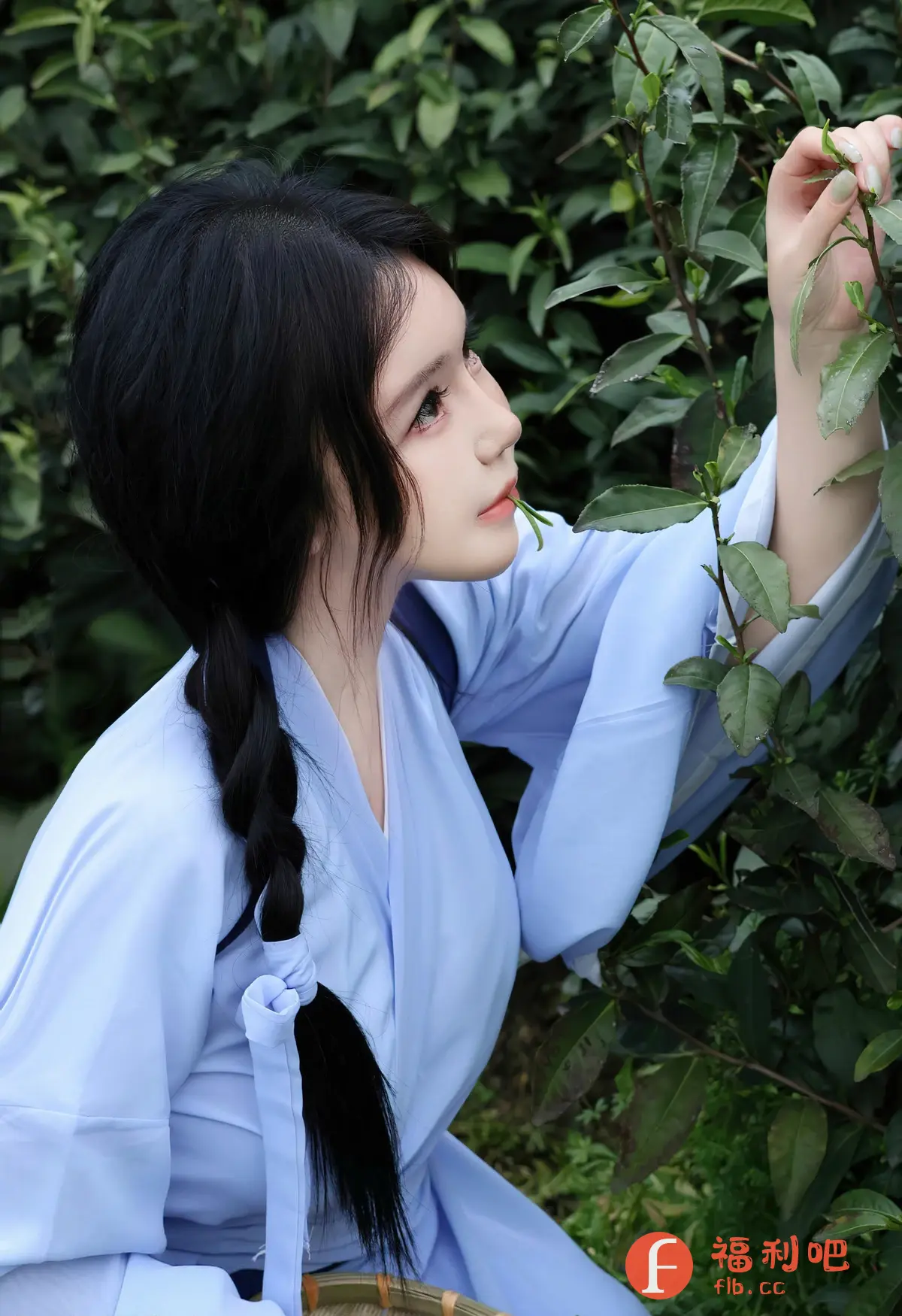 照片中一位穿着淡蓝色汉服的美女在茶园里采茶。她梳着乌黑的辫子,侧脸对着镜头,目光温柔而专注。她的手指轻柔地触摸着翠绿的茶叶,仿佛在感受大自然的馈赠。她淡雅的妆容与清新的环境相得益彰,散发着一种古典而宁静的美。整张照片的色调柔和,光线自然,营造出一种清新脱俗的意境,仿佛将人带入了一个远离喧嚣的世外桃源。
照片中一位穿着淡蓝色汉服的美女在茶园里采茶。她梳着乌黑的辫子,侧脸对着镜头,目光温柔而专注。她的手指轻柔地触摸着翠绿的茶叶,仿佛在感受大自然的馈赠。她淡雅的妆容与清新的环境相得益彰,散发着一种古典而宁静的美。整张照片的色调柔和,光线自然,营造出一种清新脱俗的意境,仿佛将人带入了一个远离喧嚣的世外桃源。