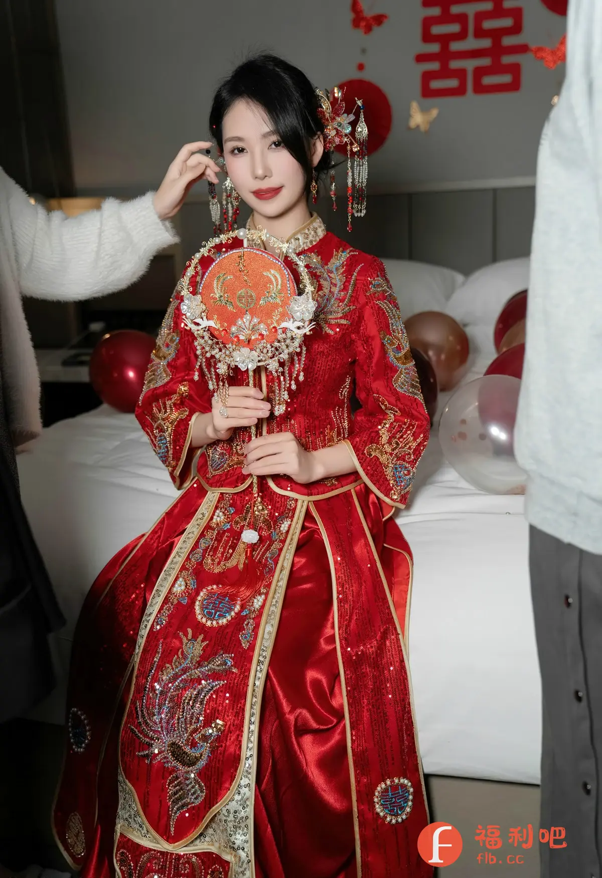 照片中,一位身着华丽红色中式嫁衣的美女坐在床上,手持精致的圆形扇子,扇面上绣有精美的图案和装饰。她的发髻高挽,佩戴着繁复的中式发饰,耳边垂着流苏,更显娇媚动人。嫁衣上绣有凤凰等吉祥图案,色彩鲜艳,细节精致,彰显了传统中式婚礼的喜庆和庄重。背景中散落着一些气球,墙上贴着红色的囍字,烘托出浓厚的喜庆氛围。有人正在为她整理发饰,而另一个人则站在旁边,似乎在准备其他事宜。整个画面充满了仪式感和幸福感,展现了新娘的美丽和喜悦,以及对未来美好生活的憧憬。
返回格式:
照片中,一位身着华丽红色中式嫁衣的美女坐在床上,手持精致的圆形扇子,扇面上绣有精美的图案和装饰。她的发髻高挽,佩戴着繁复的中式发饰,耳边垂着流苏,更显娇媚动人。嫁衣上绣有凤凰等吉祥图案,色彩鲜艳,细节精致,彰显了传统中式婚礼的喜庆和庄重。背景中散落着一些气球,墙上贴着红色的囍字,烘托出浓厚的喜庆氛围。有人正在为她整理发饰,而另一个人则站在旁边,似乎在准备其他事宜。整个画面充满了仪式感和幸福感,展现了新娘的美丽和喜悦,以及对未来美好生活的憧憬。