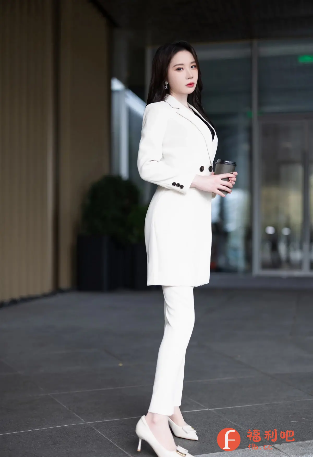 照片中是一位身材苗条的美女,她站在一个现代化的建筑前,身穿一套白色西装,内搭黑色打底衫,显得干练而优雅。她手持一杯咖啡,略带微笑地看向镜头,展示出自信和从容。美女的妆容精致,红唇醒目,佩戴着闪亮的耳环,更显气质。她脚蹬一双白色高跟鞋,更显身材修长。背景环境简洁大气,衬托出美女的时尚品味和职业形象,整体画面给人一种知性、干练又不失女性魅力的感觉。
返回格式必须为识别内容