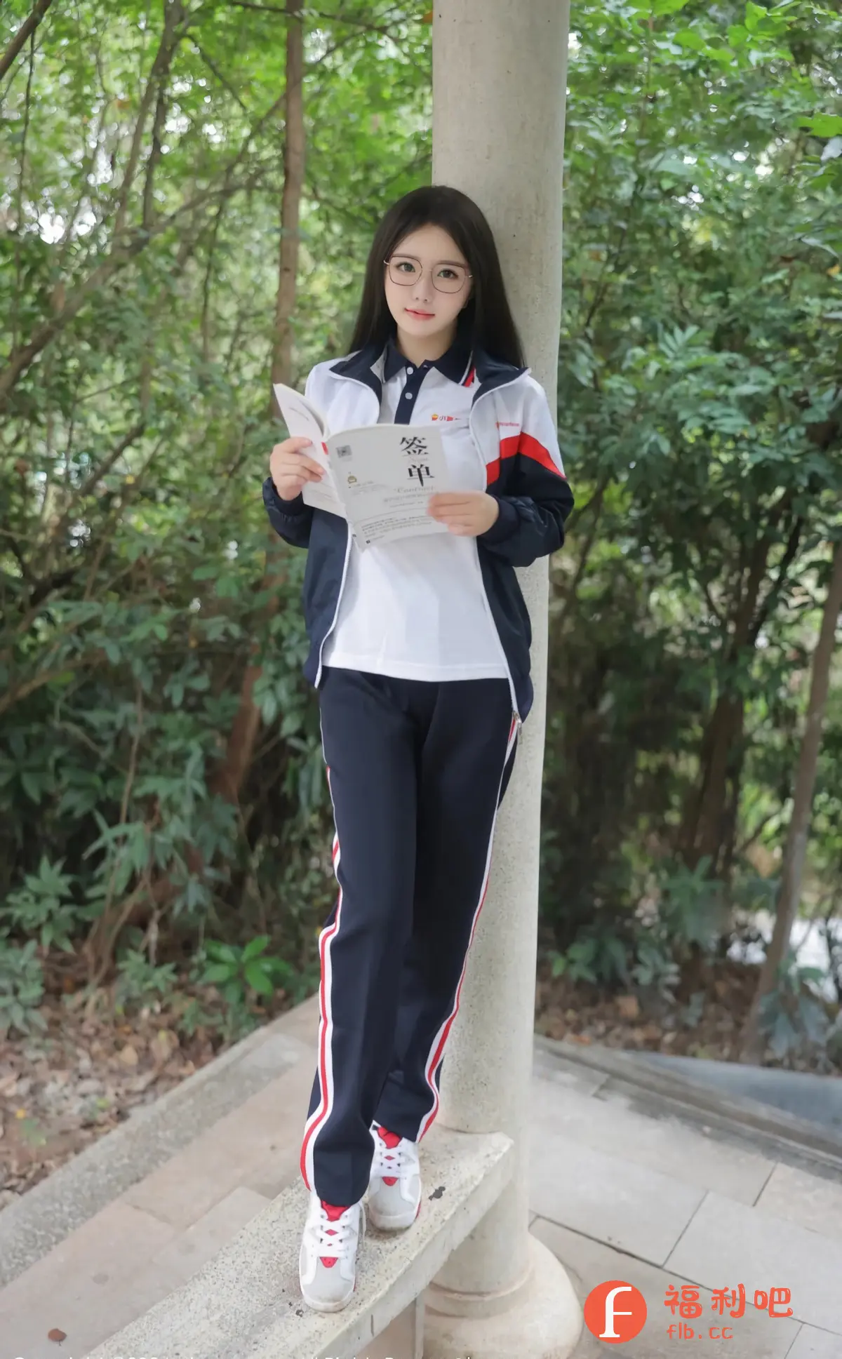 照片中是一位身穿学生制服的年轻美女。她拥有一头乌黑亮丽的长发,戴着一副金丝边眼镜,显得文静而充满知性美。她手捧一本书,似乎正在认真阅读。她的制服是一套经典的蓝白色运动套装,裤子侧面还有红白条纹装饰,脚上穿着一双运动鞋,整体造型充满青春活力。她倚靠在一个圆柱旁,背景是郁郁葱葱的树木,营造出一种清新自然的氛围。从她的表情来看,她显得自信而从容,散发着一种迷人的魅力。照片整体构图和谐,色彩鲜明,展现了这位美女的独特气质和魅力。
识别内容:美女,学生制服,眼镜,书籍,户外,圆柱,树木