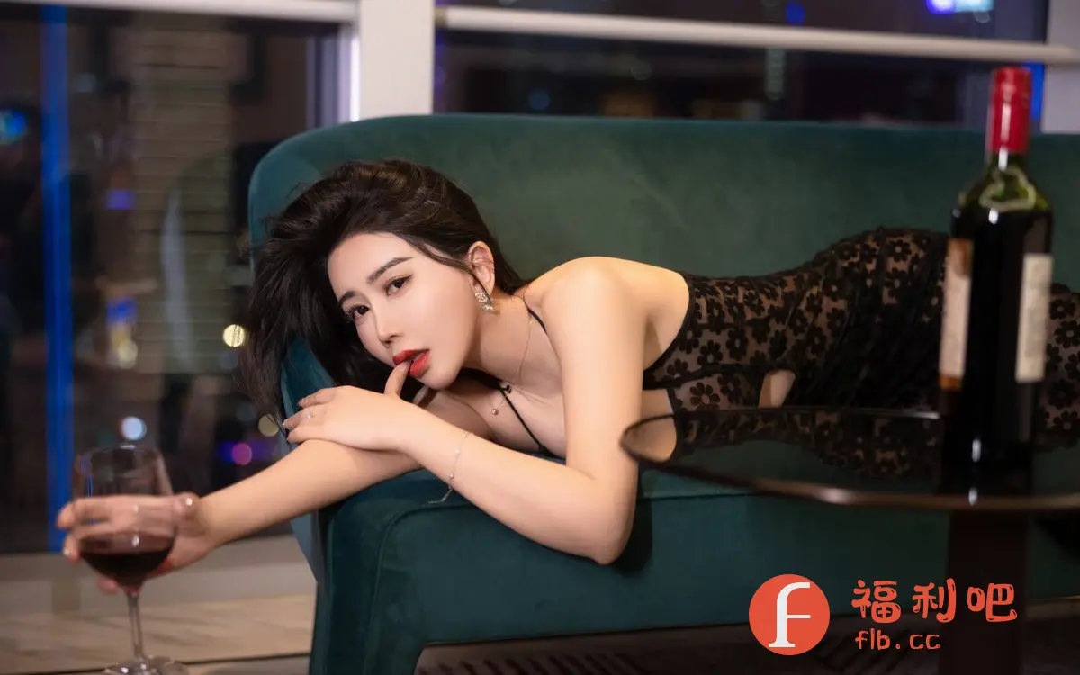 照片中,一位美丽的年轻女子斜躺在深绿色的沙发上,姿态慵懒而性感。她身穿一件黑色的蕾丝连衣裙,裙子的设计凸显了她的身材曲线,露出了部分肌肤,显得妩媚动人。她一只手拿着一杯红酒,另一只手轻轻地放在嘴边,红唇鲜艳,眼神迷离,透露出一种诱人的气息。她的头发乌黑亮丽,散落在沙发上,更增添了一份随性。背景是城市的夜景,灯光闪烁,营造出一种浪漫而奢华的氛围。房间内的光线柔和,打在她的身上,更显得皮肤白皙细腻。整体画面充满了诱惑和魅力,让人不禁为之倾倒。