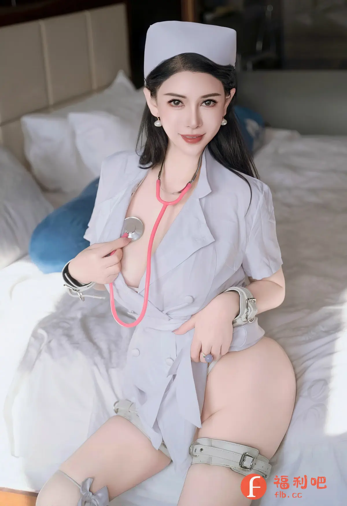 照片中,一位年轻美丽的女子身穿灰色护士制服,头戴护士帽,面带微笑,性感地坐在床上。她佩戴着一对珍珠耳环,颈间挂着粉色的听诊器,并将其探头放在胸前,仿佛正在进行检查。她的双手戴着手铐般的装饰,腿上系着类似的束带,更添几分魅惑气息。房间的背景是柔软的床和枕头,营造出一种私密而温馨的氛围。整体画面既展现了女性的柔美,又带着一丝大胆和玩味,引人遐想。
