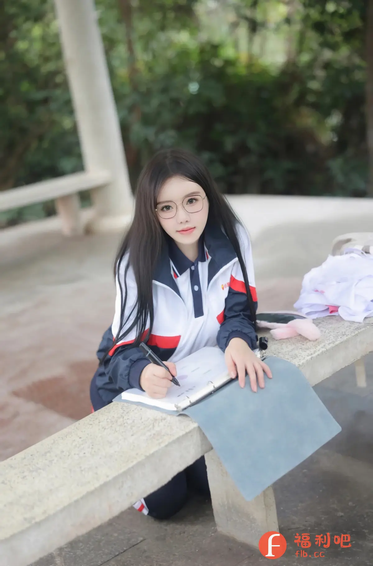 照片中是一位年轻的亚洲女性,她穿着一套蓝白色相间的校服,坐在一个户外石凳上。她戴着一副金丝边的眼镜,长长的黑发自然地披散在肩上。她手持一支笔,正在认真地在笔记本上写着什么。笔记本上似乎有一些图表和文字,表明她可能正在学习或者做笔记。
背景是一片绿色的树林,光线柔和,营造出一种宁静的学习氛围。她的表情专注而认真,显示出一种学生的气质。她看起来非常年轻,可能是一位高中生或者大学生。整体照片的构图和色彩都非常和谐,给人一种清新自然的感觉。
返回格式:(照片中是一位年轻的亚洲女性,她穿着一套蓝白色相间的校服,坐在一个户外石凳上。她戴着一副金丝边的眼镜,长长的黑发自然地披散在肩上。她手持一支笔,正在认真地在笔记本上写着什么。笔记本上似乎有一些图表和文字,表明她可能正在学习或者做笔记。背景是一片绿色的树林,光线柔和,营造出一种宁静的学习氛围。她的表情专注而认真,显示出一种学生的气质。她看起来非常年轻,可能是一位高中生或者大学生。整体照片的构图和色彩都非常和谐,给人一种清新自然的感觉。)