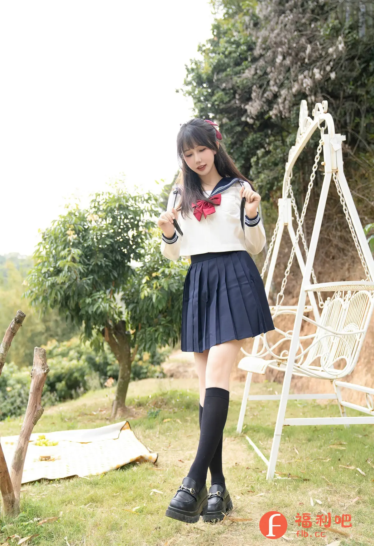照片中,一位年轻的亚洲女性身穿日式水手服,展现出青春活力的气息。她拥有一头乌黑亮丽的长发,刘海齐眉,头上还别着一个可爱的红色发夹。身穿白色短袖水手服,领口系着一个鲜艳的红色蝴蝶结,袖口带有蓝白条纹装饰。下身搭配一条深蓝色百褶裙,裙摆随着微风轻轻摆动,更显青春俏皮。脚上穿着黑色长筒袜和一双厚底黑色皮鞋,时尚感十足。
她站在一个充满自然气息的户外场景中,身后是一架白色的秋千,周围环绕着绿树和草地。阳光透过树叶洒下,为画面增添了一丝温暖的光芒。她的眼神专注地看着手中的东西,神情略带羞涩,散发出一种清新脱俗的气质。整体构图和谐,色彩明快,充分展现了少女的青春魅力。
照片中,一位年轻的亚洲女性身穿日式水手服,展现出青春活力的气息。她拥有一头乌黑亮丽的长发,刘海齐眉,头上还别着一个可爱的红色发夹。身穿白色短袖水手服,领口系着一个鲜艳的红色蝴蝶结,袖口带有蓝白条纹装饰。下身搭配一条深蓝色百褶裙,裙摆随着微风轻轻摆动,更显青春俏皮。脚上穿着黑色长筒袜和一双厚底黑色皮鞋,时尚感十足。
她站在一个充满自然气息的户外场景中,身后是一架白色的秋千,周围环绕着绿树和草地。阳光透过树叶洒下,为画面增添了一丝温暖的光芒。她的眼神专注地看着手中的东西,神情略带羞涩,散发出一种清新脱俗的气质。整体构图和谐,色彩明快,充分展现了少女的青春魅力。