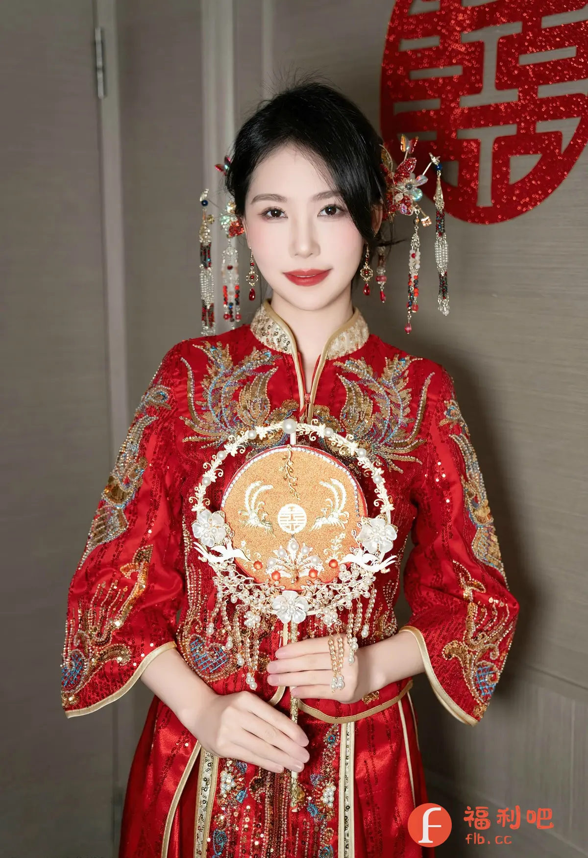 这位美女身穿一套精美的红色中式嫁衣,嫁衣上绣满了金色的龙凤图案,十分华丽。她手持一把团扇,扇面上也装饰着龙凤呈祥的图案,与嫁衣相得益彰。美女的头发盘起,插着精致的发饰,更显端庄优雅。她的妆容精致,红唇更衬托出她的好气色。背景是一面灰色的墙壁,墙上还挂着一个红色的喜字,更增添了喜庆的气氛。整张照片充满了浓浓的中国风情,展现了新娘的幸福和美丽。
识别内容