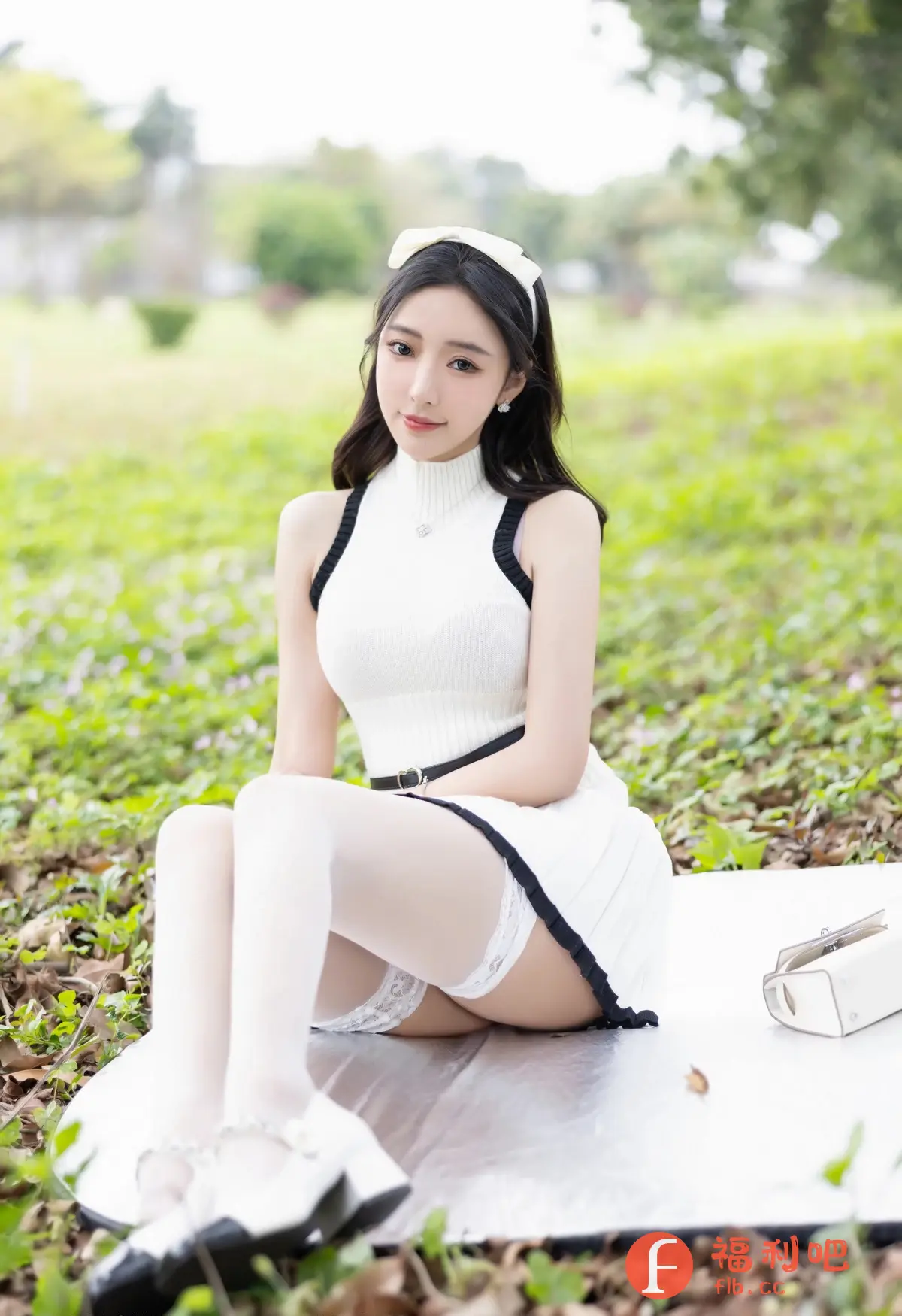 这位年轻女性坐在户外,穿着一套时尚的白色针织连衣裙,连衣裙设计简洁,配有黑色滚边和一条细腰带,突显了她的腰部线条。她头戴白色发带,乌黑的头发柔顺地披在肩上,显得清新甜美。她还搭配了及膝的白色丝袜和一双可爱的白色鞋子,整体造型充满了少女感。背景是一片绿色的草地,环境宜人,营造出一种轻松愉悦的氛围。整体照片风格清新自然,捕捉了女性的青春活力和甜美气质。
年轻女性坐在户外,穿着一套时尚的白色针织连衣裙,连衣裙设计简洁,配有黑色滚边和一条细腰带,头戴白色发带,乌黑的头发柔顺地披在肩上,搭配了及膝的白色丝袜和一双可爱的白色鞋子,背景是一片绿色的草地