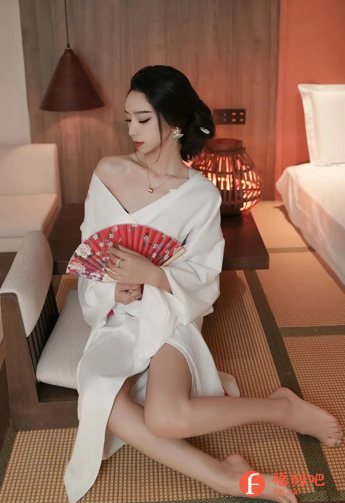 这张私房写真照片展现了一位身穿白色和服的美女。她优雅地坐在一个矮木椅上,手持一把精致的红色折扇。和服微微滑落,露出她光洁的肩颈线条,更增添了几分性感。她的头发盘成一个精致的发髻,配以闪耀的耳饰,衬托出她白皙的皮肤。背景是装饰精美的房间,暖色的灯光洒在她的身上,营造出一种温馨而私密的氛围。她眼神略带忧郁,似乎在思考着什么。整个画面充满了东方女性的柔美和神秘感,让人不禁为之着迷。照片的构图和光线运用都非常出色,充分展现了摄影师的专业技巧。