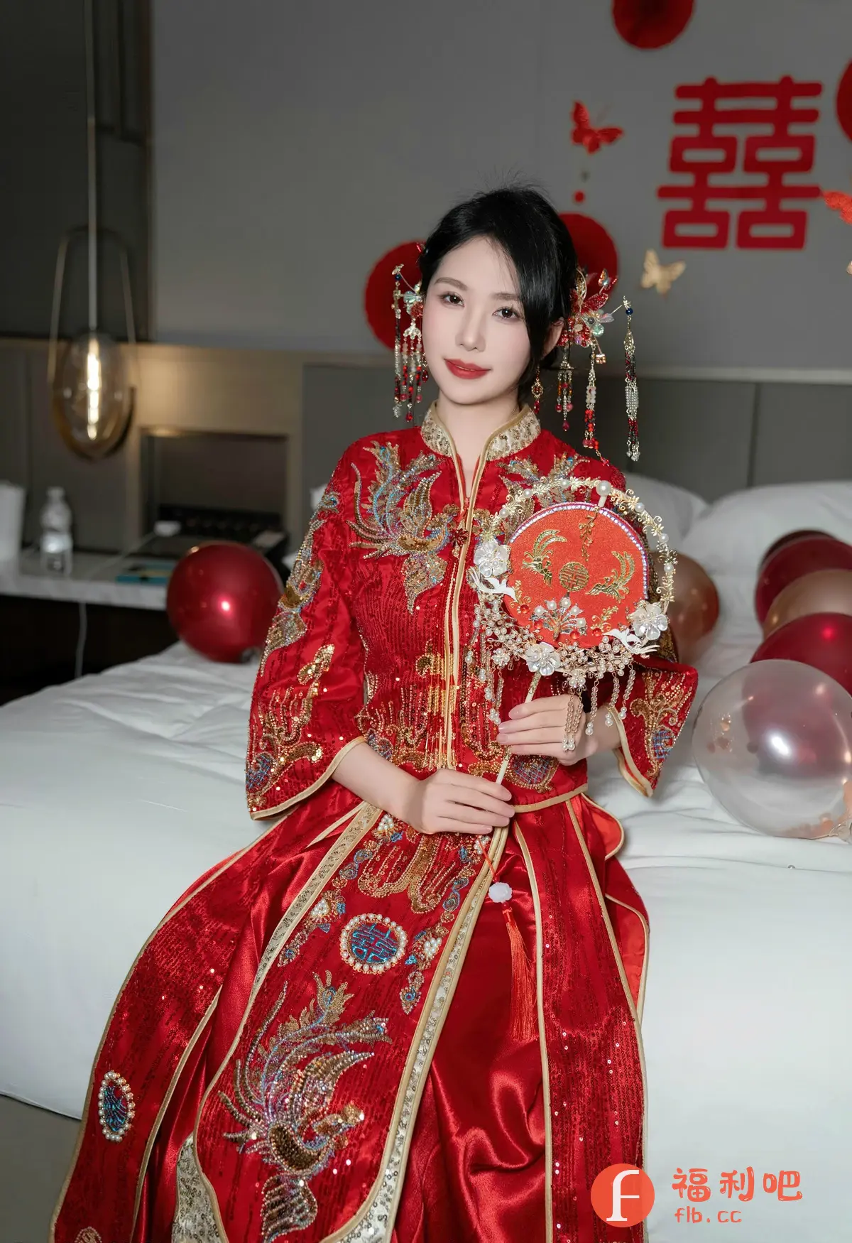 这张照片展示了一位穿着传统红色中式嫁衣的美丽女子。她坐在床上,周围装饰着红色的气球,烘托出喜庆的气氛。嫁衣精致华丽,绣有精美的图案和闪耀的亮片,彰显了传统工艺的精湛。她手持一把装饰华丽的团扇,扇面上同样有吉祥的图案,与嫁衣相得益彰。女子的发型端庄,配有精美的发饰,更显优雅气质。背景是白色的床单和墙壁,墙上贴着象征喜庆的红色装饰。整体而言,这张照片充满了浓厚的中国传统文化气息,展现了女子优雅端庄的美丽和即将迎来幸福人生的喜悦。照片的构图和色彩搭配都十分出色,营造出一种温馨浪漫的氛围。
返回格式:一位身穿红色中式嫁衣的女子坐在床上,手持团扇,周围装饰着红色的气球和喜庆的装饰,整体画面充满了浓厚的中国传统文化气息。