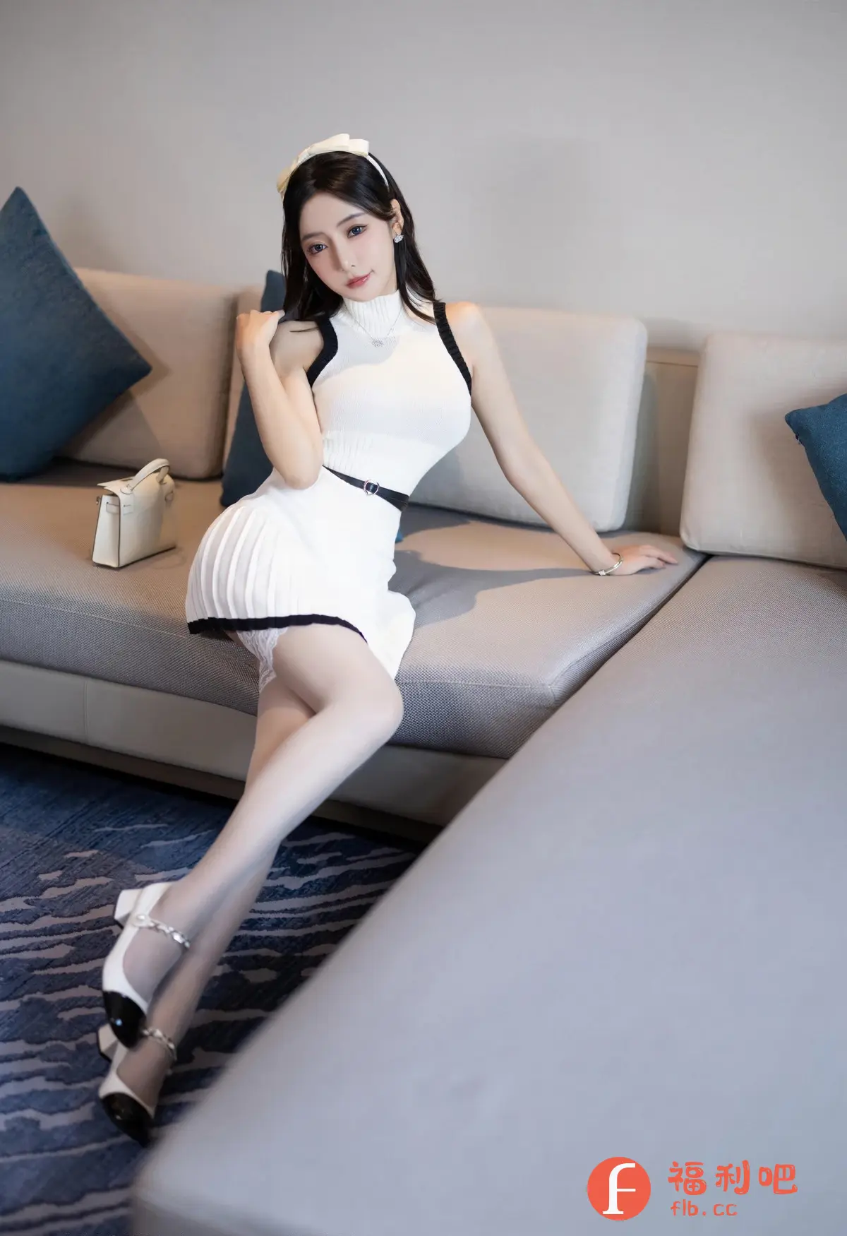 照片中,一位年轻漂亮的女性优雅地坐在沙发上。她身穿一件无袖白色连衣裙,裙子的设计简约而时尚,腰间系着一根黑色细腰带,凸显了她的身材曲线。裙子下摆是百褶设计,更添了几分甜美。她搭配了白色丝袜和黑白相间的复古高跟鞋,整体造型清新而精致。她的头发乌黑亮丽,戴着一个白色的发箍,显得更加甜美可人。她手边放着一个白色的小包,与她的服装相呼应。沙发上摆放着几个蓝色抱枕,增添了色彩和舒适感。整个画面充满了时尚感和女性魅力。
返回格式:照片中,一位年轻漂亮的女性优雅地坐在沙发上。她身穿一件无袖白色连衣裙,裙子的设计简约而时尚,腰间系着一根黑色细腰带,凸显了她的身材曲线。裙子下摆是百褶设计,更添了几分甜美。她搭配了白色丝袜和黑白相间的复古高跟鞋,整体造型清新而精致。她的头发乌黑亮丽,戴着一个白色的发箍,显得更加甜美可人。她手边放着一个白色的小包,与她的服装相呼应。沙发上摆放着几个蓝色抱枕,增添了色彩和舒适感。整个画面充满了时尚感和女性魅力。