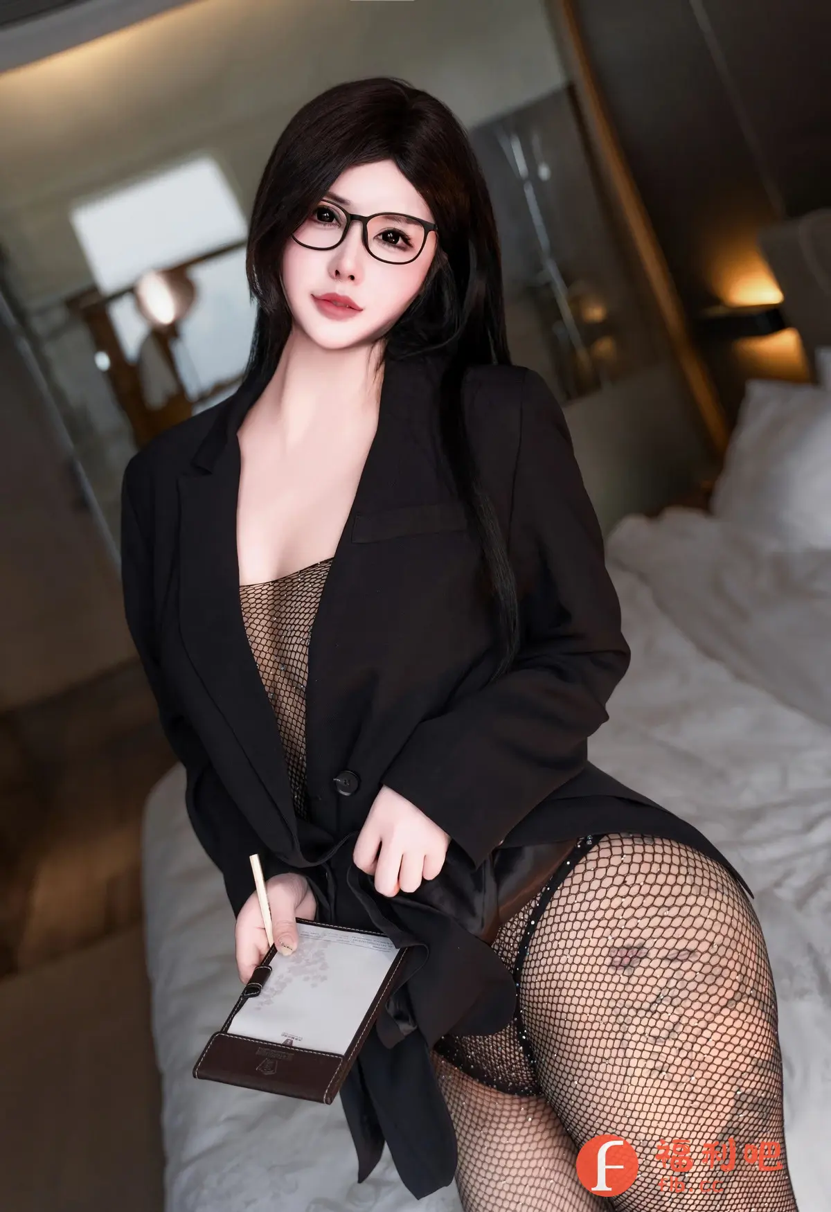照片中,一位亚裔女性身着性感而正式的服装,展现出迷人的魅力。她戴着一副黑框眼镜,乌黑的长发自然垂落,增添了几分知性气质。她身穿一件黑色的西装外套,内搭一件网状上衣,隐约透露出性感的气息。下身搭配着同样是网状的丝袜,展现出修长的腿部线条。她坐在床上,手中拿着一个笔记本和一支笔,仿佛正在认真记录着什么。整体造型既有职场女性的干练,又不失性感妩媚,给人一种神秘而充满吸引力的感觉。背景是柔和的室内环境,更衬托出她的优雅和自信。