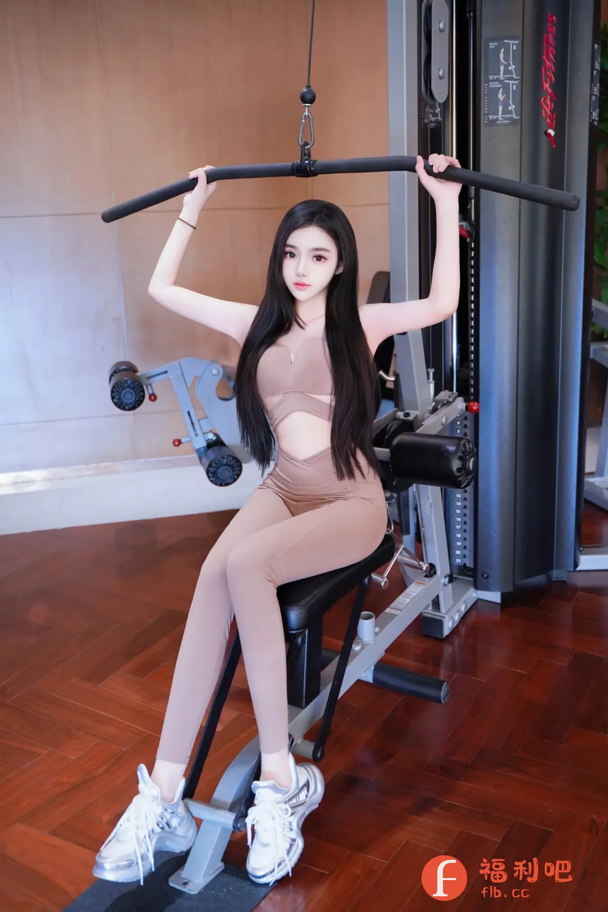 一位身材苗条的美女坐在健身器材上。她身穿一套时尚的运动服,颜色与她的肤色相近,包括一件带有镂空设计的上衣和紧身裤,完美地展现了她的身材曲线。她穿着一双亮色的运动鞋,与整体造型形成对比。她双手握住健身器材的横杆,姿态优雅,似乎在准备运动。她的长发乌黑亮丽,自然垂落,更显女性魅力。整个场景布置在健身房内,背景是健身器材和木质地板,营造出一种健康、时尚的氛围。