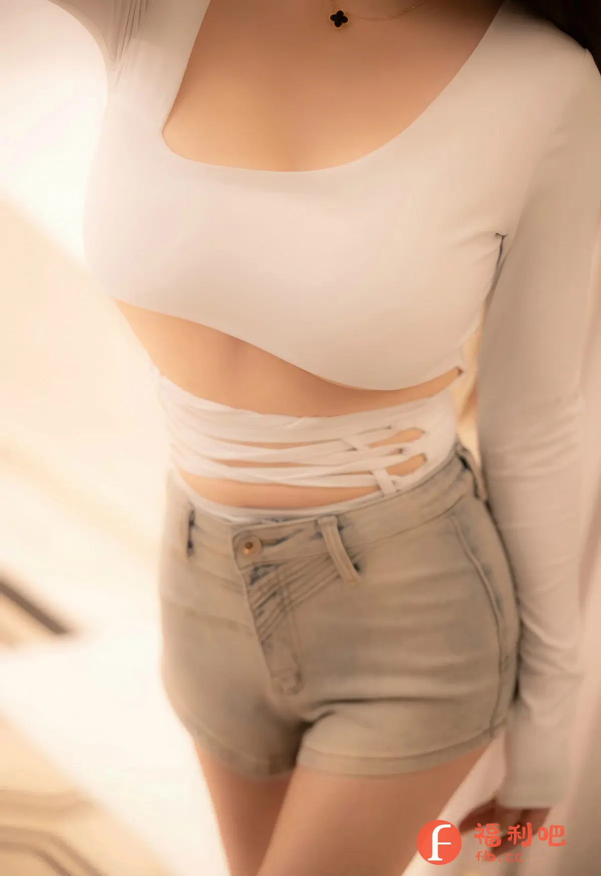 这是一张性感私房写真，展示了一位身材苗条的年轻女性。她穿着一件时尚的白色长袖露脐上衣，上衣的独特设计突出了她的胸部和腹部曲线。下身搭配一条浅蓝色牛仔短裤，更加凸显了她的腿部线条。整体造型时尚性感，同时也展现了她的自信和魅力。拍摄角度和光线运用也恰到好处，营造出一种私密而诱人的氛围。照片整体色彩柔和，给人一种舒适而放松的感觉。
一位穿着白色露脐上衣和浅蓝色牛仔短裤的年轻女性的私房写真。