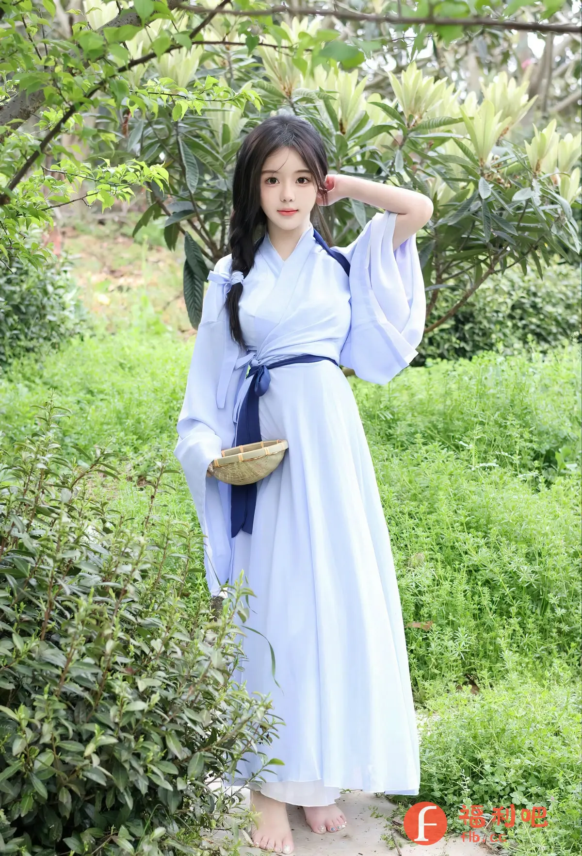 照片中一位年轻的亚洲女性身着一袭淡蓝色汉服,置身于郁郁葱葱的自然环境中。她左手拿着一个精致的竹编小篮子,右手轻轻地放在脑后,略带羞涩地看向镜头,给人一种清新脱俗的感觉。汉服的设计简洁飘逸,搭配深蓝色腰带和配饰,更显女性的柔美气质。她脚上没有穿鞋,白皙的双脚与周围的绿草地形成对比,增加了画面的意境。背景是茂密的树木和植物,营造出一种宁静、自然的氛围。整体构图和谐,色彩柔和,展现了东方女性的古典美。