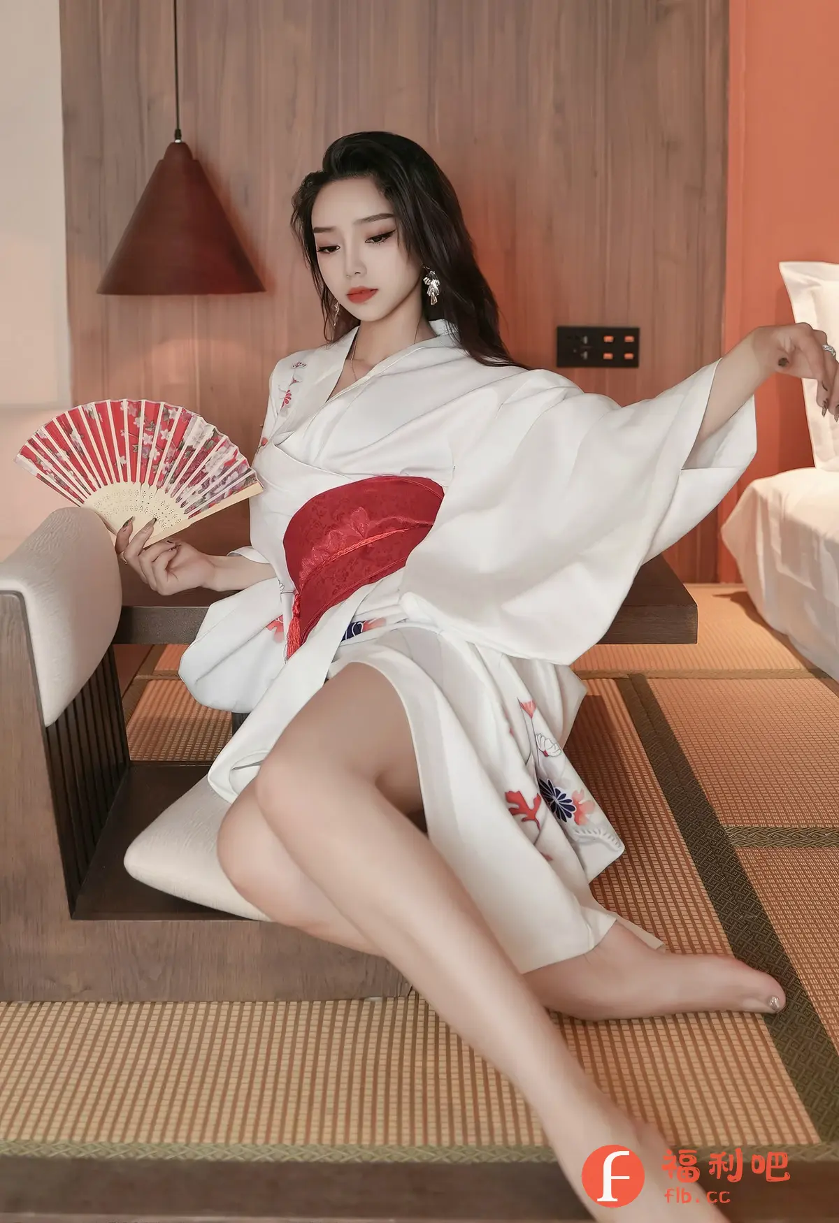 这张照片展现了一位身着白色和服的东方女性,她优雅地坐在一个带有木质框架的现代风格座椅上。和服上点缀着精致的红色和蓝色花朵图案,腰间系着一条鲜艳的红色腰带。她手持一把带有红色条纹的折扇,姿态慵懒而性感。她的长发自然垂肩,精致的妆容凸显了她的东方美。
整个画面充满了日式风情,背景是带有木质装饰的室内空间,一个简洁的锥形吊灯悬挂在空中,增添了现代感。房间的细节,如墙上的插座和部分可见的床,暗示着这是一个酒店或公寓的室内环境。席垫式的地板进一步强化了空间的东方韵味。整张照片在视觉上呈现出一种宁静、优雅和性感。
照片中是一位身穿白色和服的年轻女子,她坐在一个现代风格的木质椅子上,双腿交叠,姿态妩媚。和服的腰间系着一根红色的腰带,上面有精致的花纹。她手持一把红色的折扇,眼神妩媚。她的长发乌黑亮丽,妆容精致,更显东方女性的魅力。
背景是一个布置简约的房间,木质的墙面和悬挂的灯具营造出一种温馨的氛围。席垫式的地板更增添了日式风情。整张照片在视觉上呈现出一种宁静、优雅和性感。