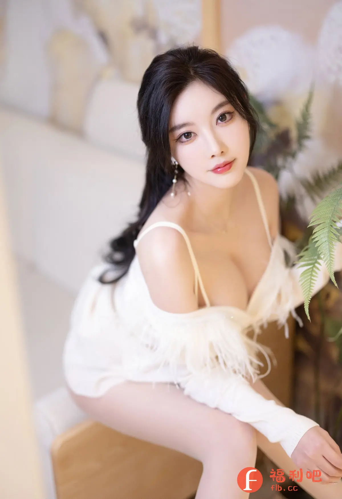照片中是一位亚洲美女的私房写真。她穿着一件白色深V连衣裙,领口处有羽毛装饰,增添了一丝性感和柔美。美女的头发乌黑亮丽,梳成半扎发,配上精致的耳环,更显优雅气质。她的妆容精致,红唇和精致的眼妆突出了她的美貌。美女的皮肤白皙光滑,姿态妩媚动人。背景虚化,但能看出是在一个室内环境中,摆放着一些绿色植物,增添了一丝生机。整体画面唯美、性感,展现了女性的魅力。