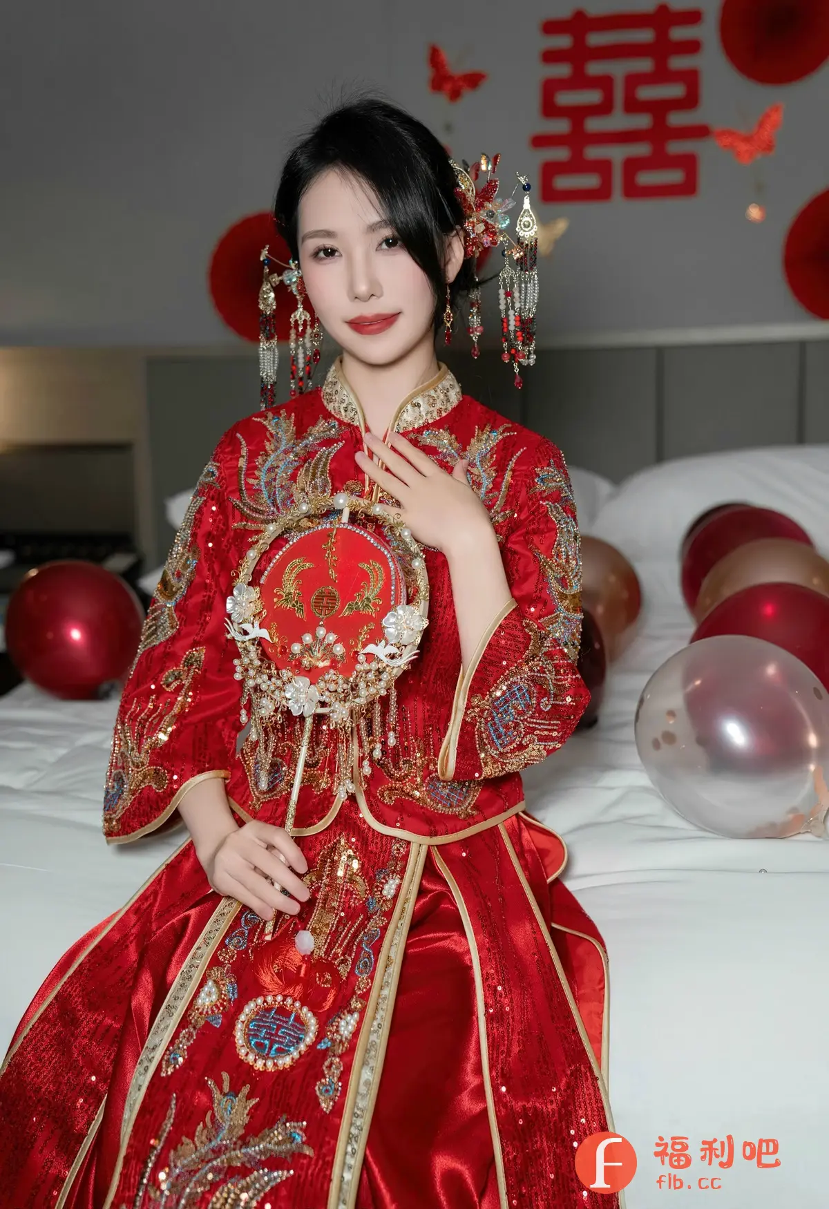 照片中是一位身穿传统中式红色婚服的美女,她优雅地坐在床上,手持精致的团扇,面带微笑,气质温婉动人。婚服上的刺绣和珠饰熠熠生辉,彰显出华丽的质感。她的头发盘起,佩戴着精美的发饰,更添几分古典韵味。背景是装饰着红色气球和喜字的房间,烘托出喜庆浪漫的气氛。整体画面充满了浓郁的东方美感,让人感受到新娘的喜悦和幸福。照片构图讲究,光线柔和,展现出美女的精致妆容和优雅仪态,是一张极具欣赏价值的私房写真。