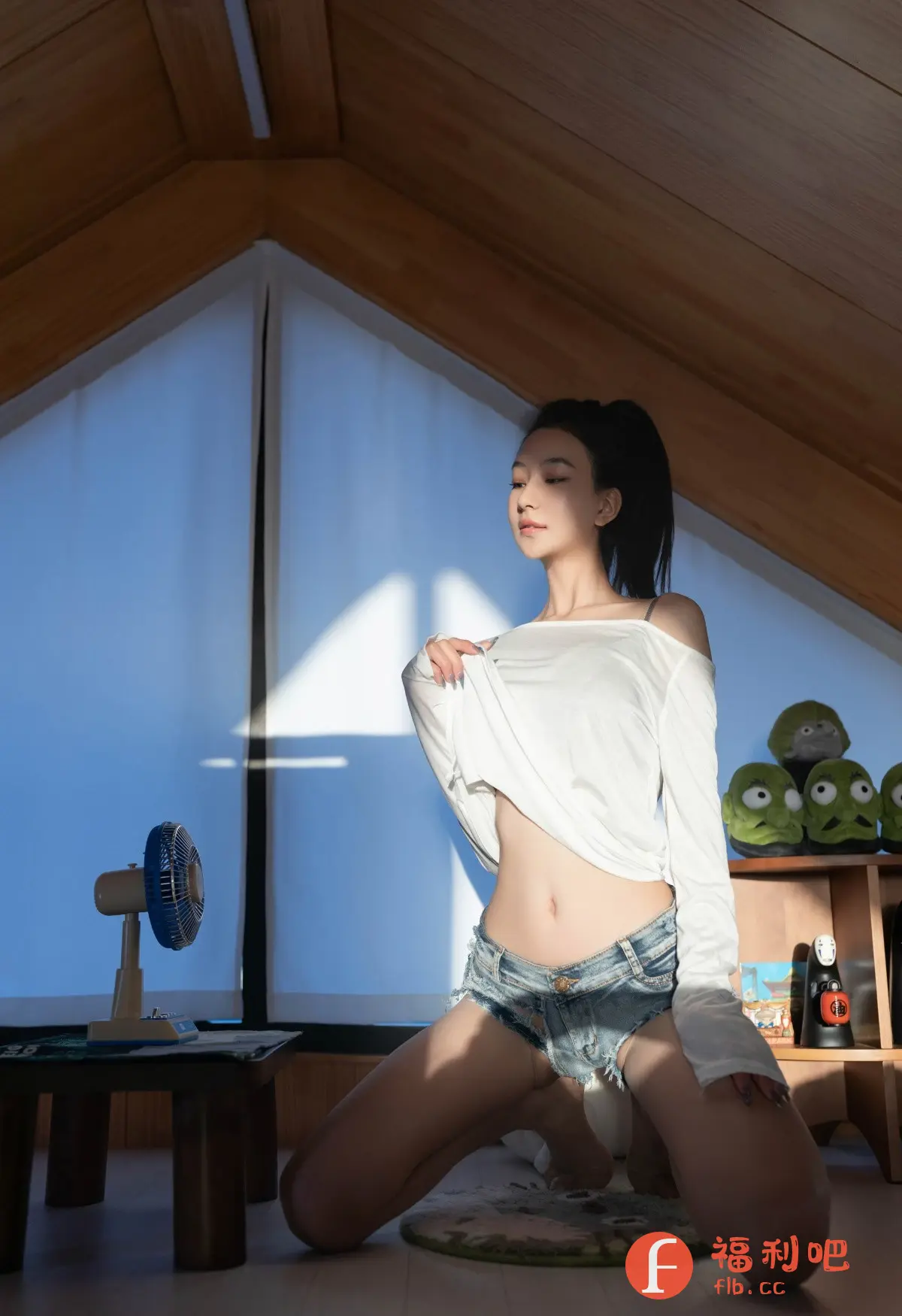 照片中,一位年轻的亚洲女性跪在房间的地板上,姿态慵懒性感。她身穿一件宽松的白色长袖上衣,衣衫半褪,露出肩膀和部分腹部,下身搭配一条磨边的牛仔短裤,凸显了纤细的腰身和修长的双腿。她的头发梳成高马尾,露出精致的脸庞,神情平静,似乎在享受阳光。
房间是一个阁楼式的空间,墙壁倾斜,有一扇明亮的窗户。窗边放着一张小桌子,上面摆放着一台老式电风扇。房间的一角还有一个架子,上面摆放着一些卡通玩偶和装饰品,增添了一丝趣味。整体光线明亮,营造出一种温馨舒适的氛围。这是一张充满青春气息的私房写真。