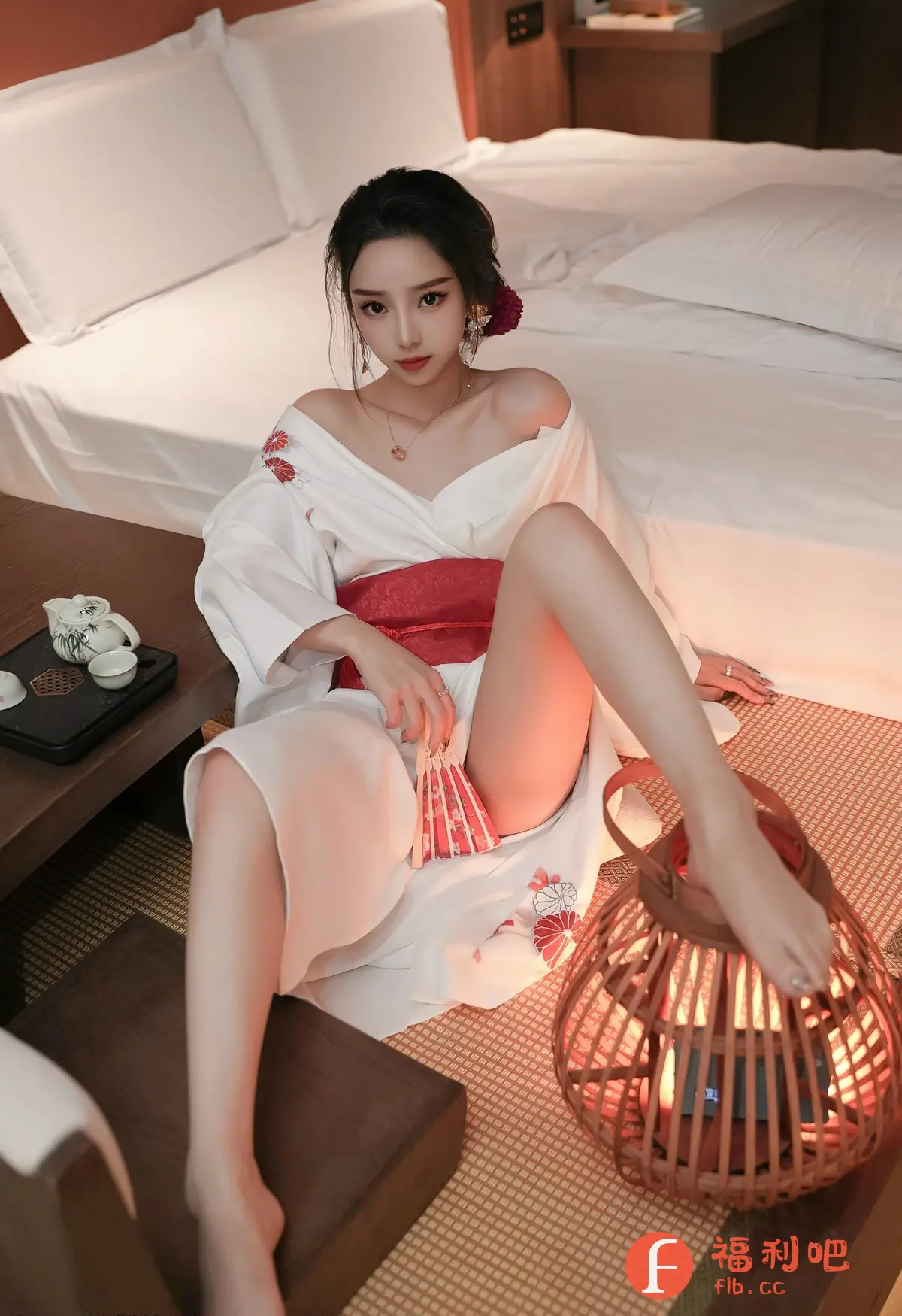 这位美女身穿一件宽松的白色和服,和服上点缀着红色的花朵图案,腰间系着一条鲜艳的红色腰带,更显身材婀娜。她坐在榻榻米上,姿态优雅,一头乌黑亮丽的头发挽成发髻,斜插着一朵红色的花朵,更增添了几分妩媚。她的眼神迷离,似乎在诉说着什么。在她身边,摆放着一套精致的茶具,以及一盏散发着柔和光芒的灯笼,营造出一种温馨而浪漫的氛围。整体画面充满了日式风情,让人感受到一种宁静与美好。