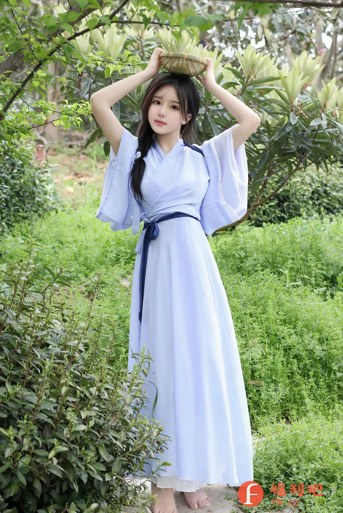 这张照片展示了一位身穿浅蓝色汉服的美丽女子。她站在一片绿意盎然的草地上,周围环绕着茂盛的树木和植物,营造出一种宁静而自然的氛围。女子将双手举过头顶,手中托着一个浅色的竹篮,略微低头,眼神温柔而甜美。她的黑色长发梳成辫子,自然地垂在肩前。汉服的颜色清新淡雅,搭配深蓝色的腰带,更显身姿纤细。整体构图简洁,色彩柔和,展现了女子清新脱俗的气质和与自然和谐相处的意境。这是一张非常吸引人的私房写真,充满了东方韵味。
返回格式:
这张照片展示了一位身穿浅蓝色汉服的美丽女子。她站在一片绿意盎然的草地上,周围环绕着茂盛的树木和植物,营造出一种宁静而自然的氛围。女子将双手举过头顶,手中托着一个浅色的竹篮,略微低头,眼神温柔而甜美。她的黑色长发梳成辫子,自然地垂在肩前。汉服的颜色清新淡雅,搭配深蓝色的腰带,更显身姿纤细。整体构图简洁,色彩柔和,展现了女子清新脱俗的气质和与自然和谐相处的意境。这是一张非常吸引人的私房写真,充满了东方韵味。